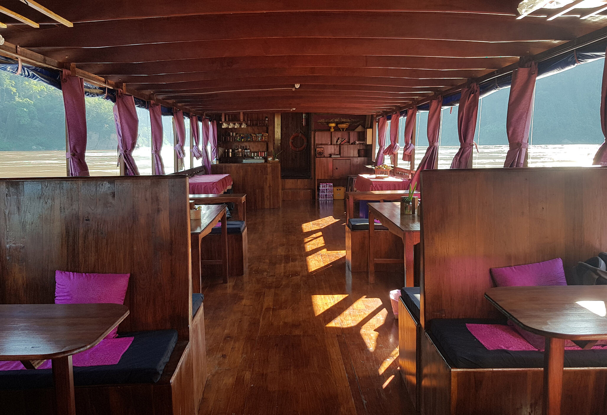 Binnenkant Shampoo Cruise in Laos