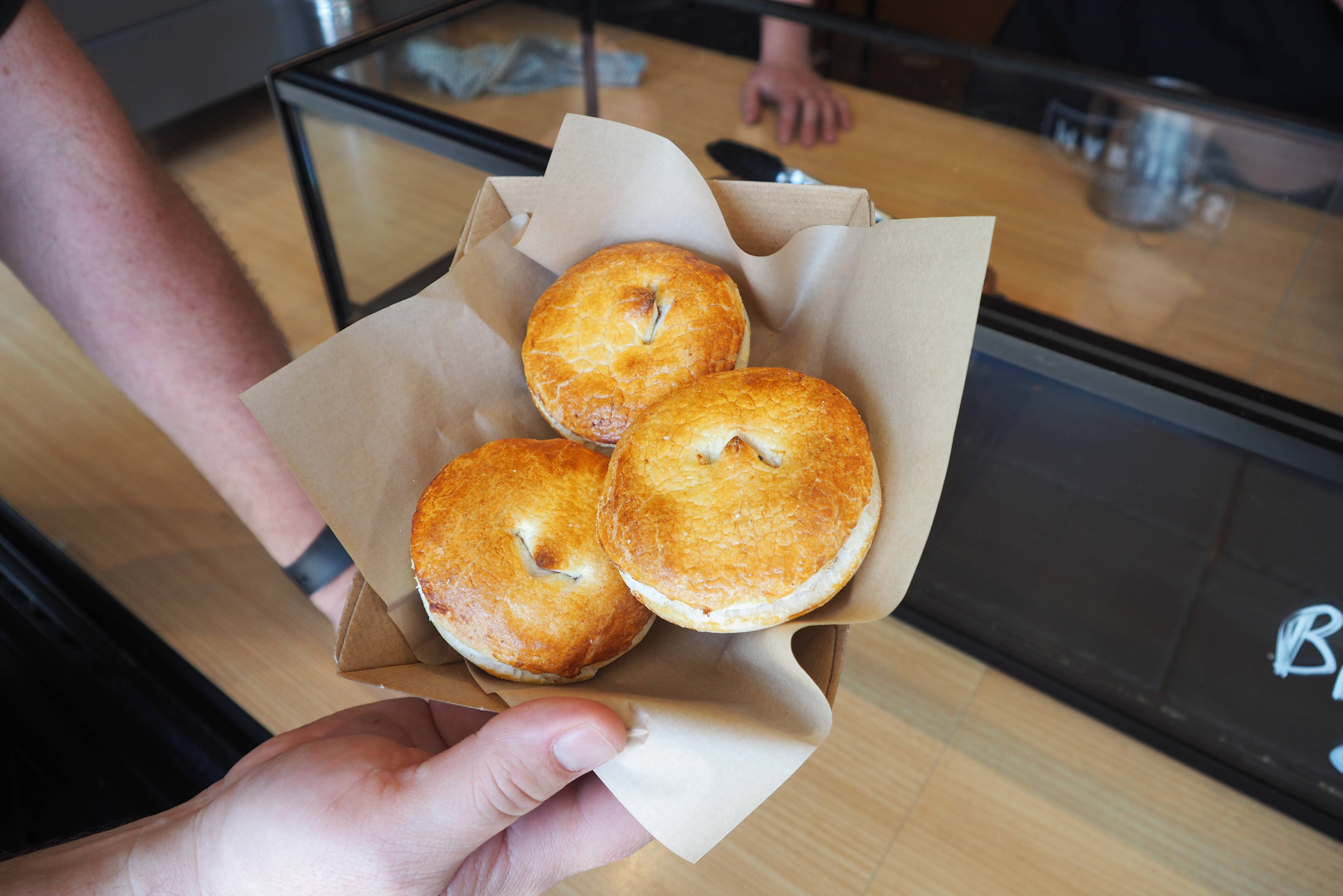 Versgemaakte Australische pies tijdens culinaire wandeltour in Sydney in Australie