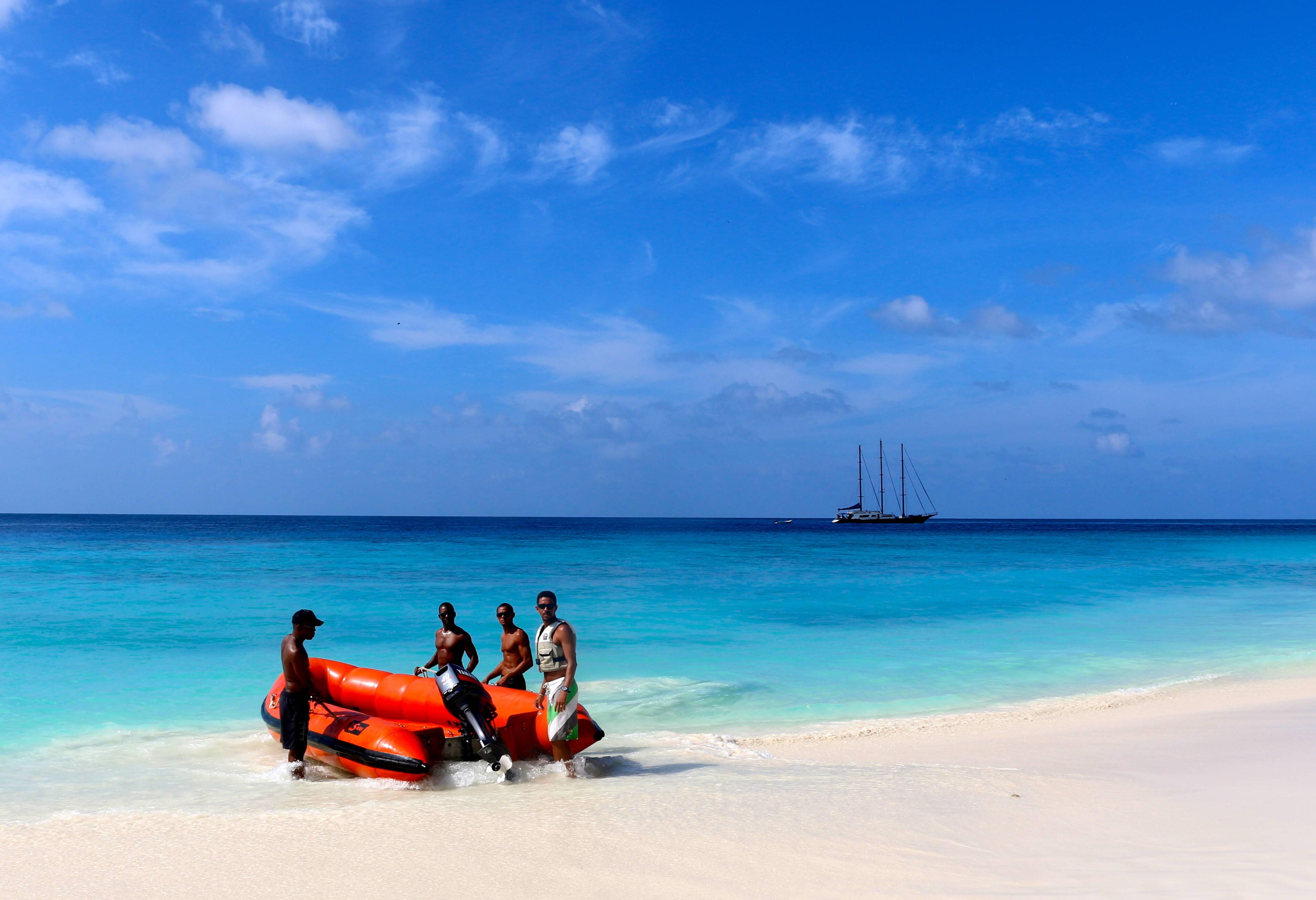 Tenderboot naar het schip vanaf Aride
