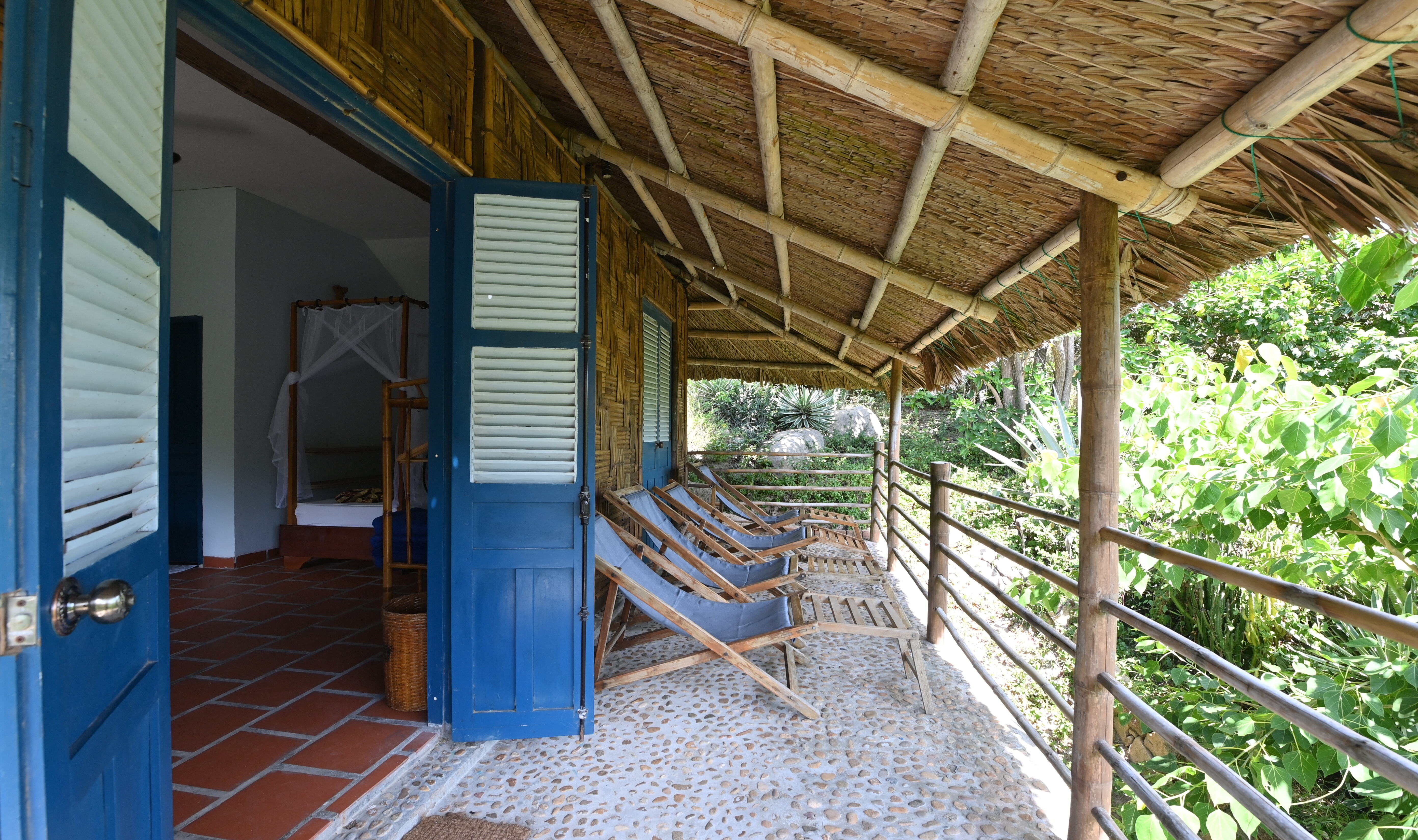 Het terras van de Garden Bungalow in het Whale Island Resort in Vietnam