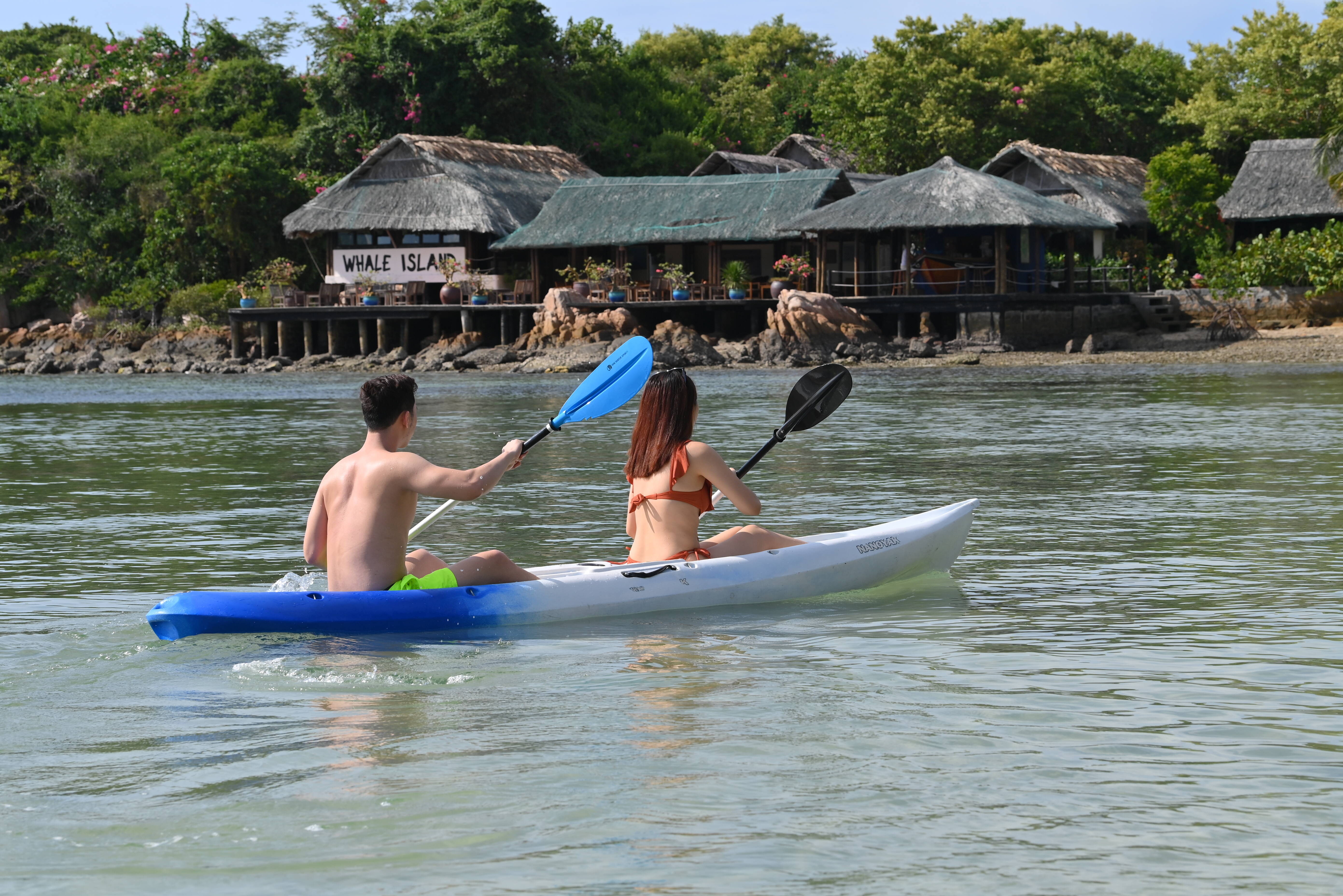 Kajakken bij het Whale Island Resort in Vietnam
