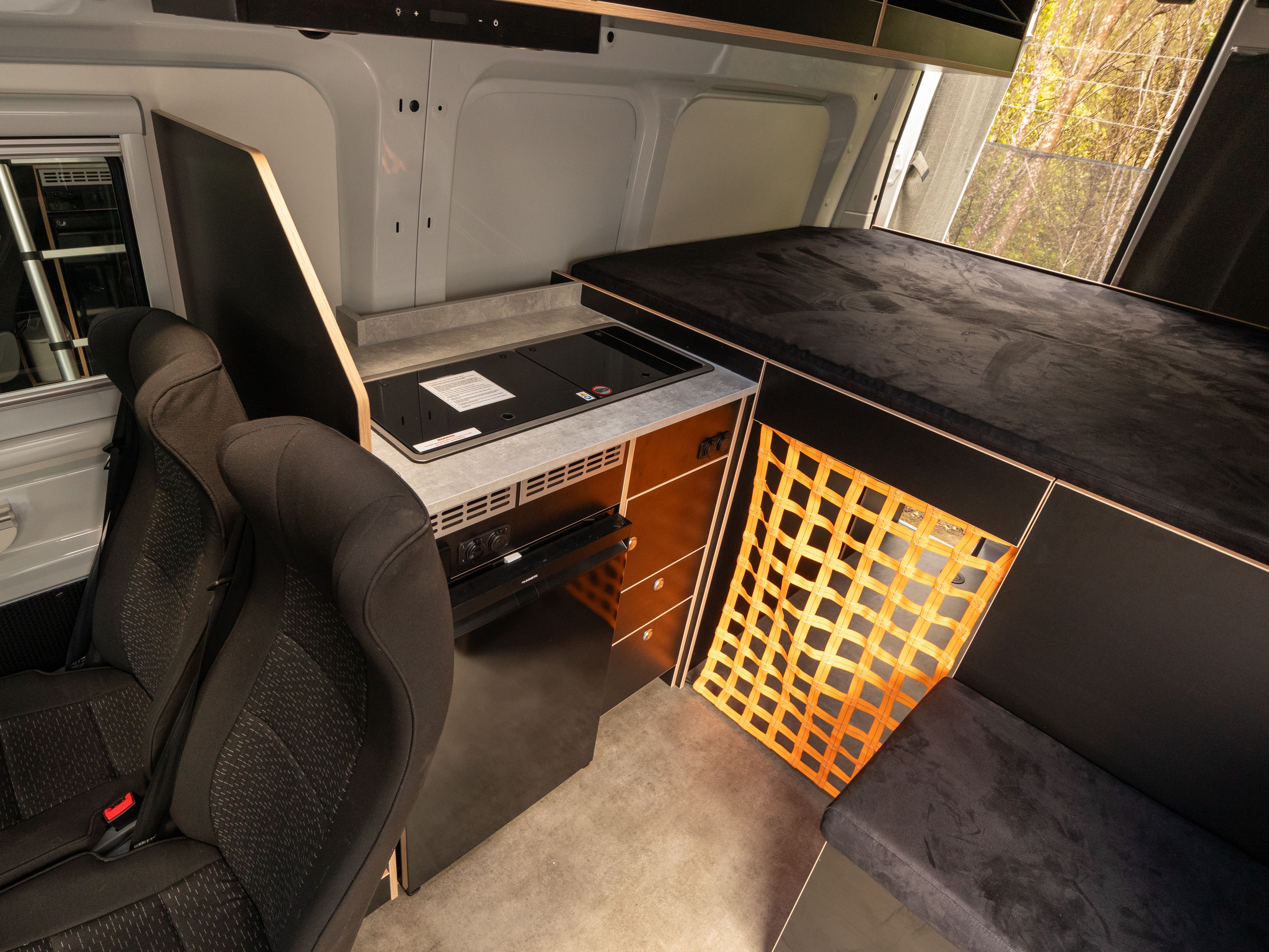 Keukentje en bed achterin de Voyager Camper van Britz in Australie