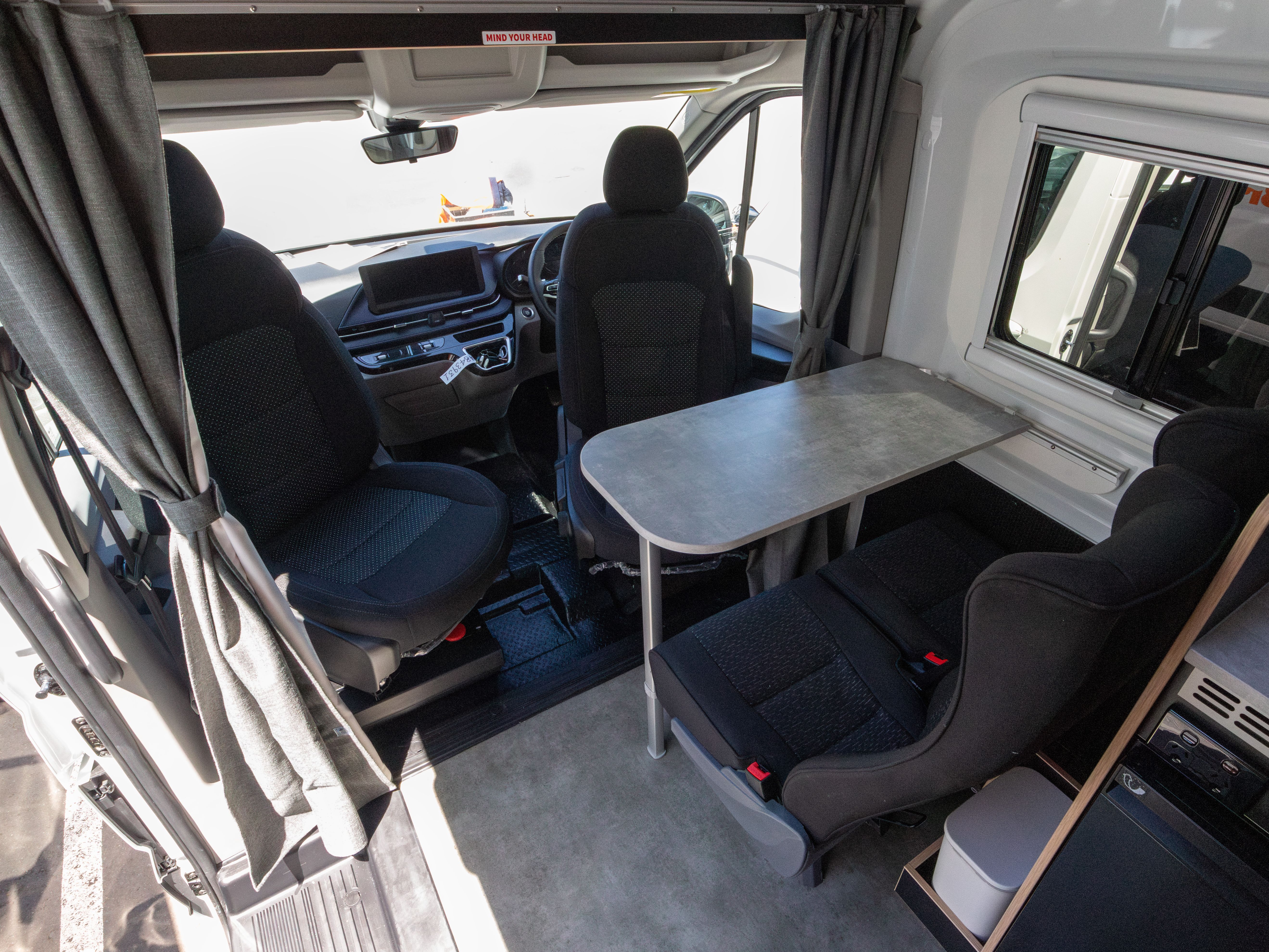 Tafeltje binnen en cabine van de Voyager Camper van Britz in Australie