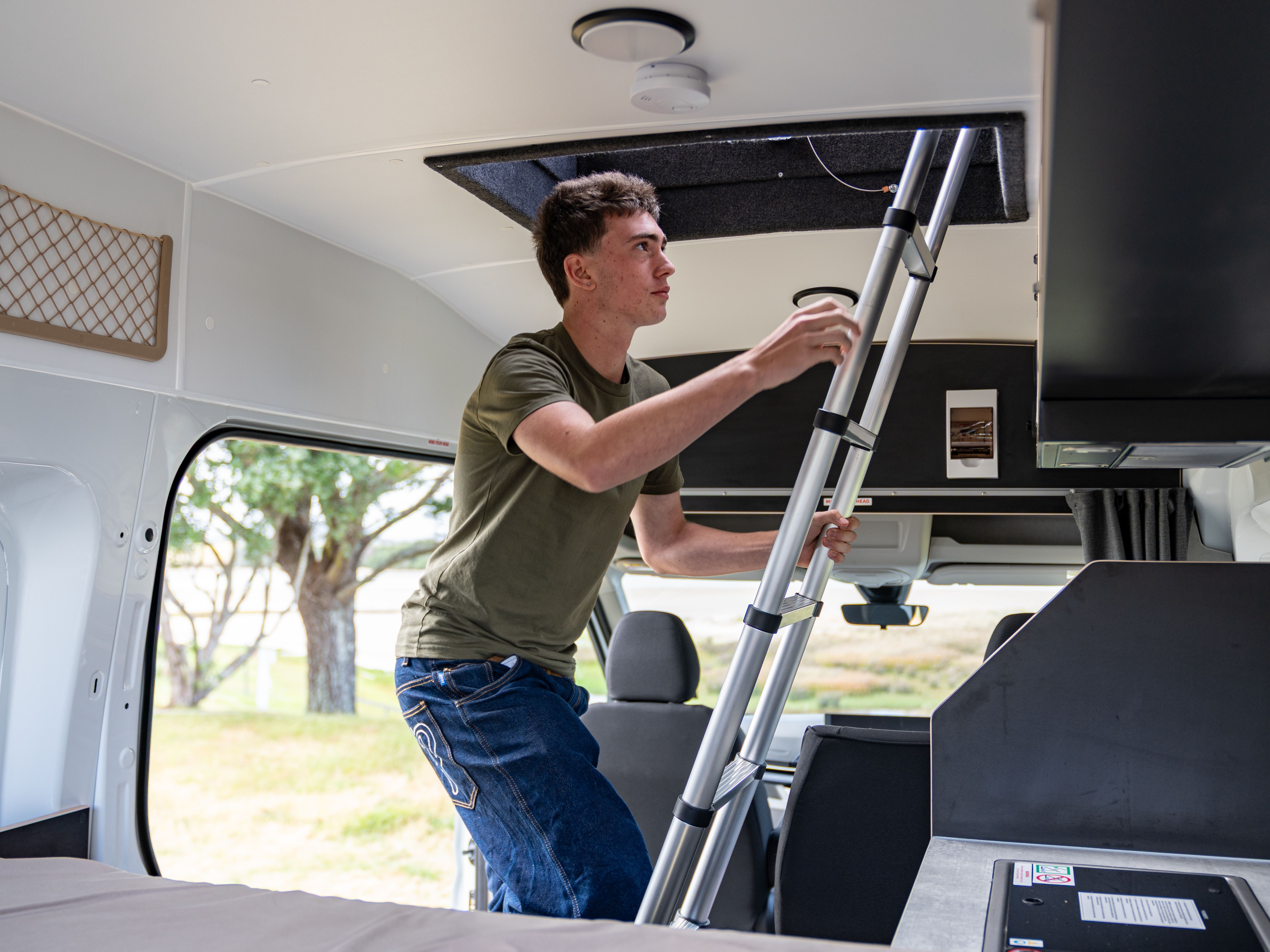 Ladder naar rooftop tent in de Voyager Camper van Britz in Australie