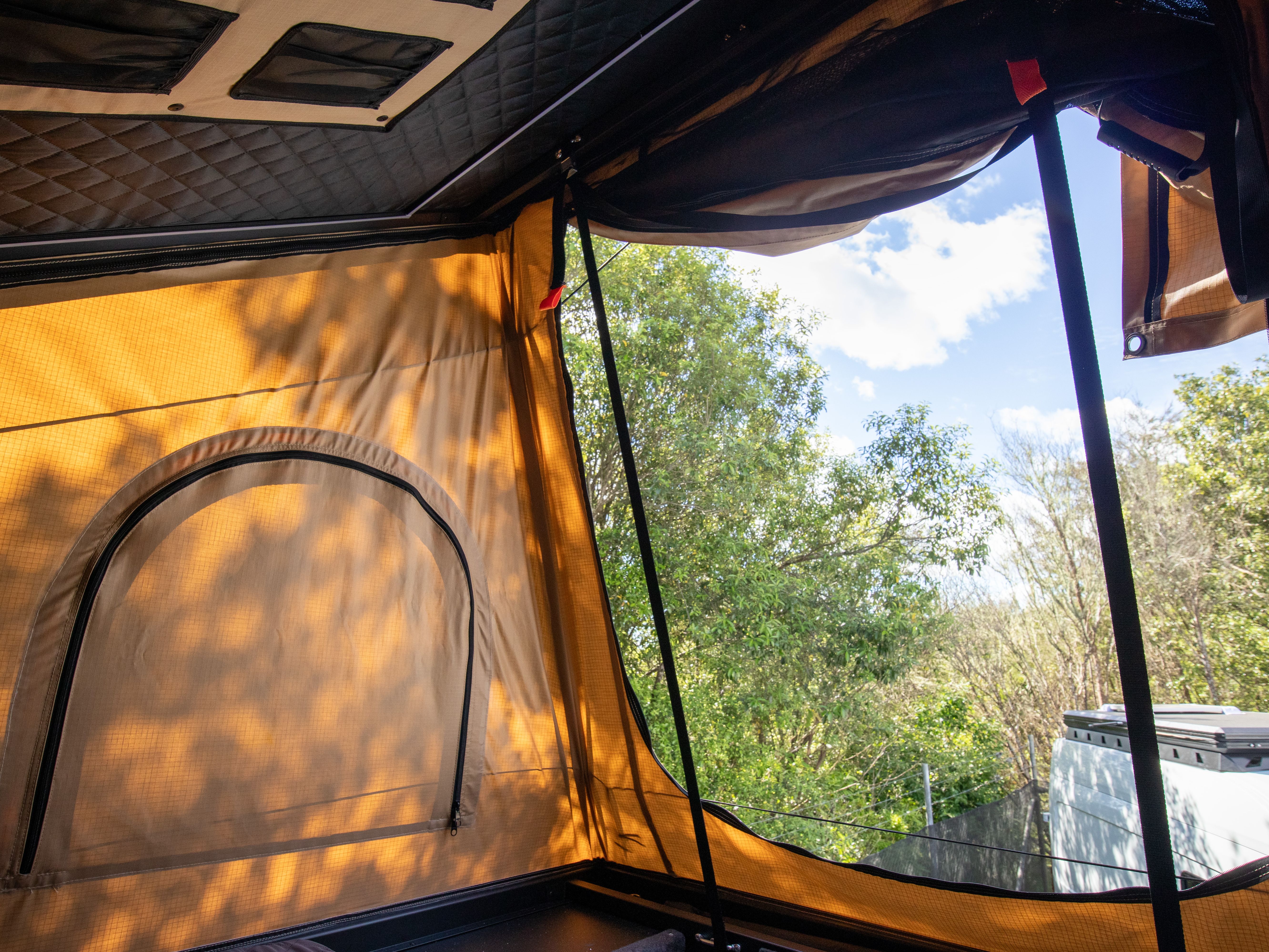 Rooftop tent van de Voyager Camper van Britz in Australie