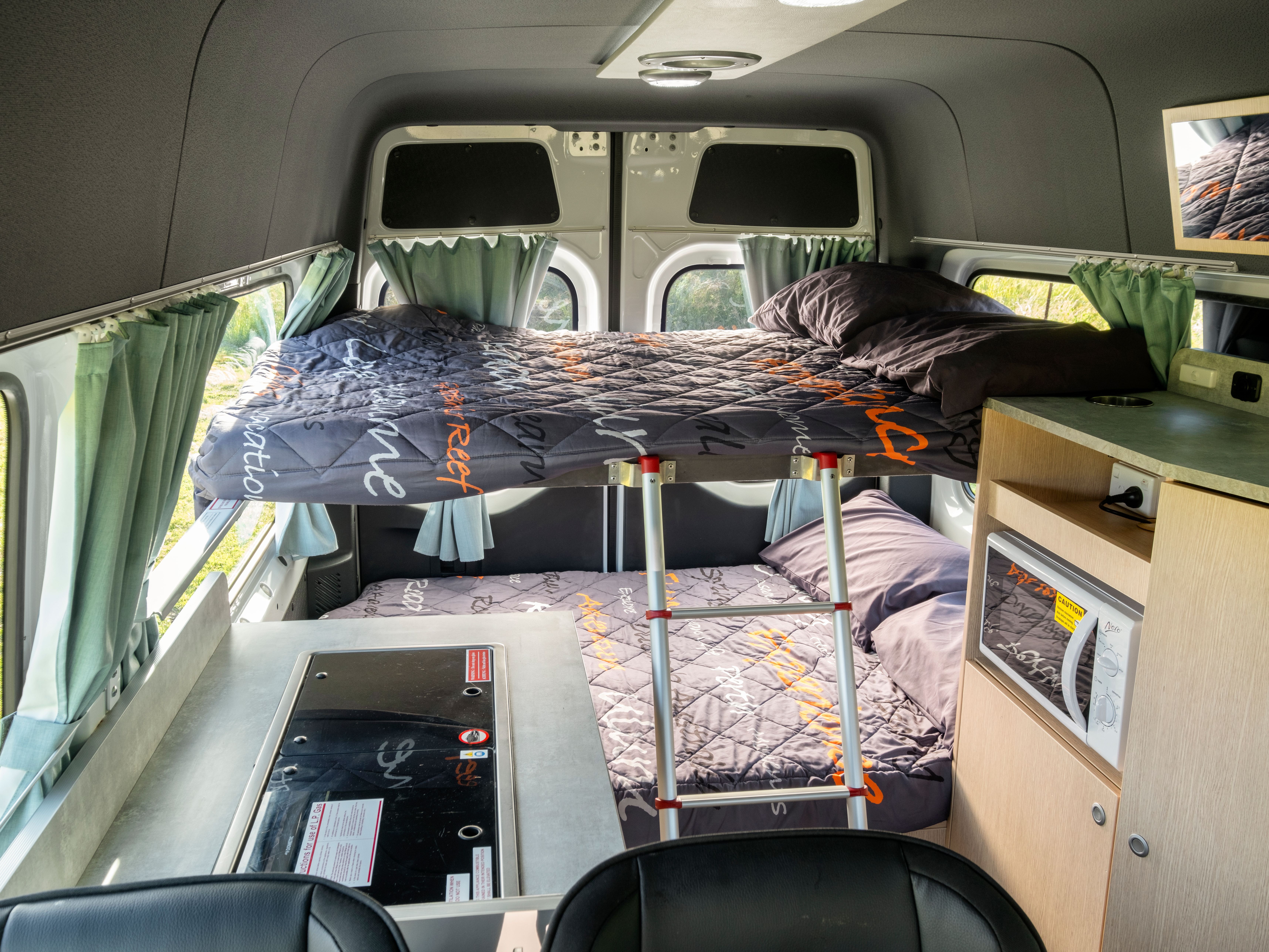 Stapelbed achterin in het andere model van de Voyager Camper van Britz in Australie