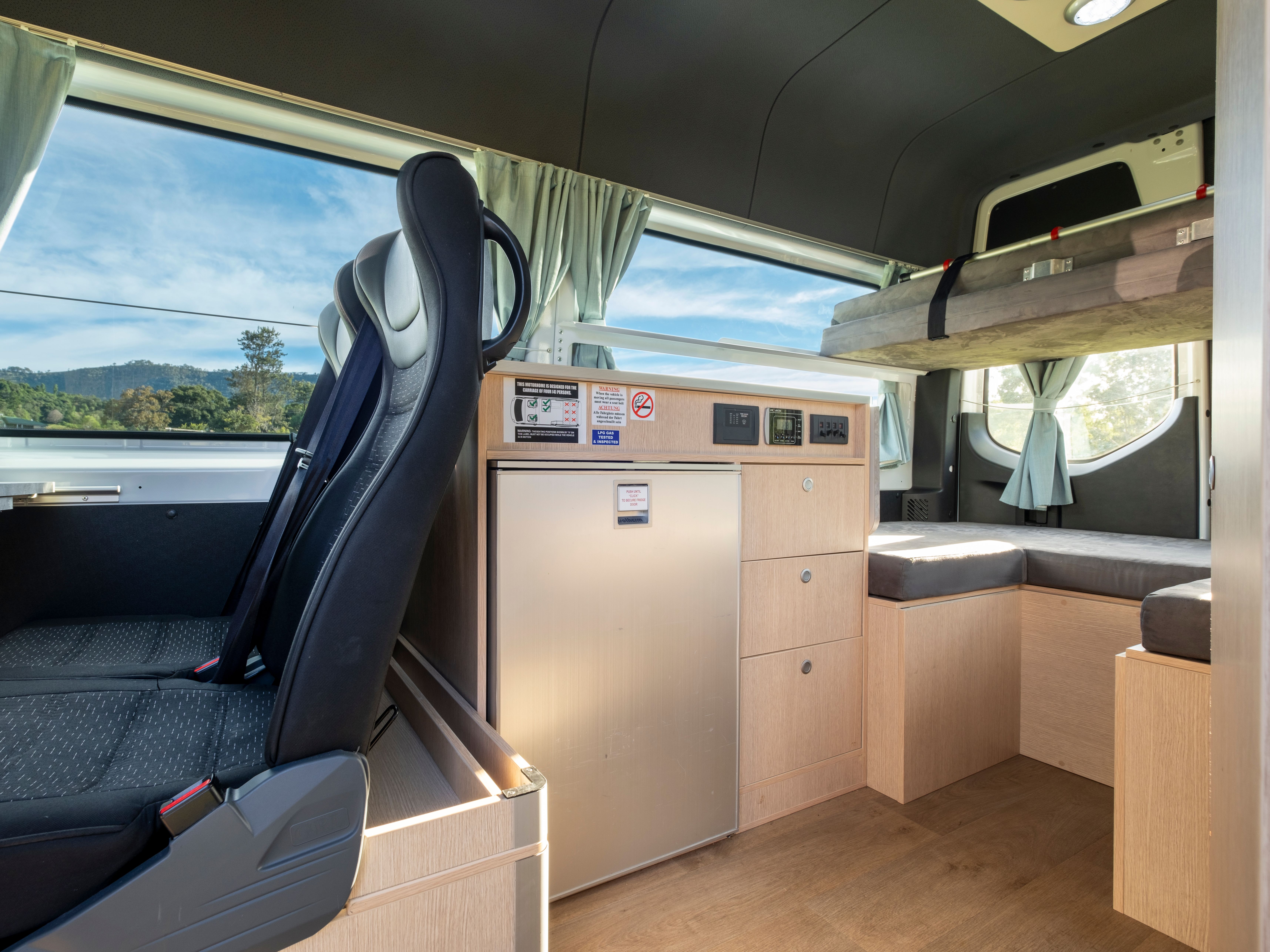 Binnen indeling van het andere model van de Voyager Camper van Britz in Australie