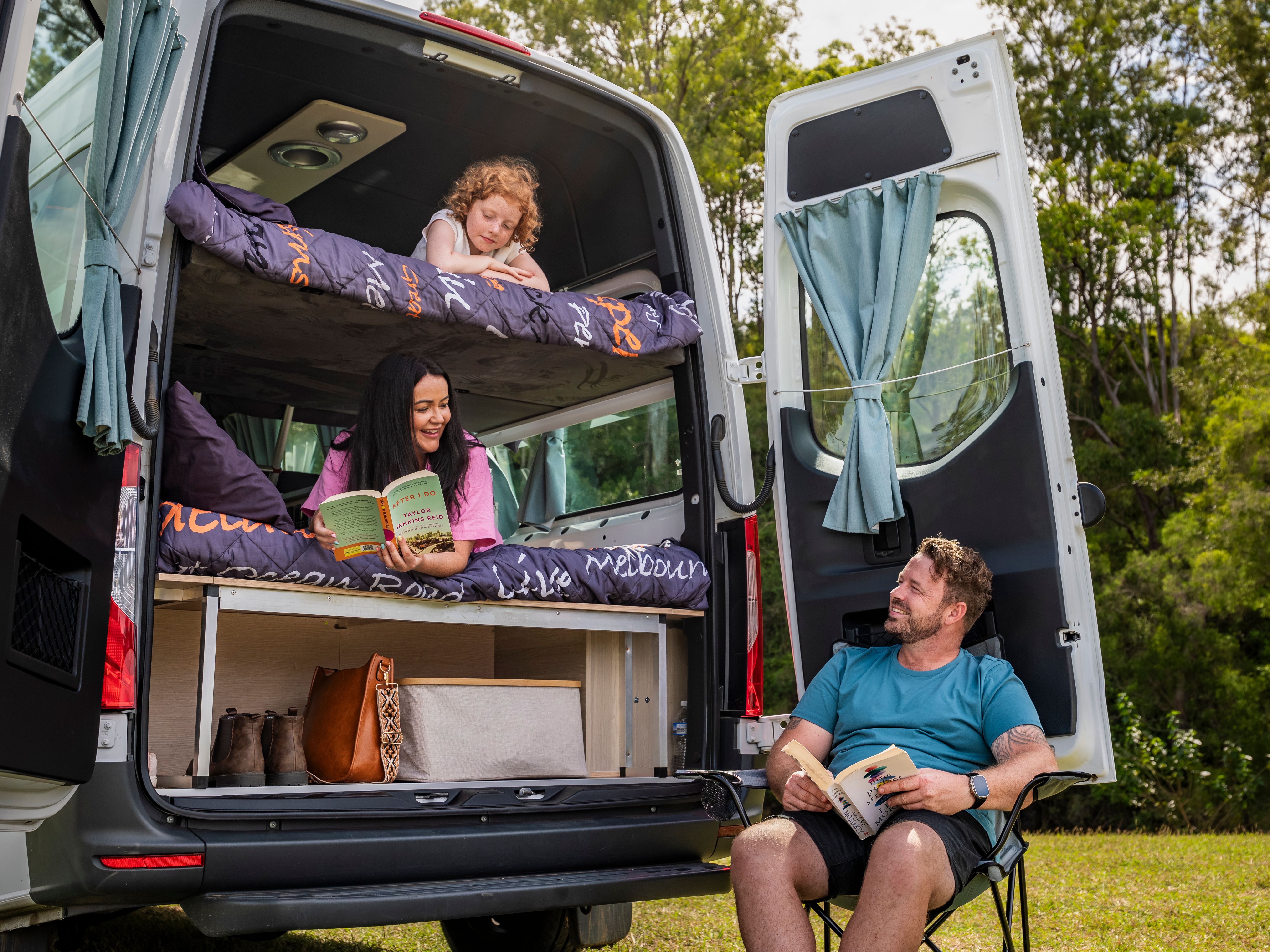 Stapelbed achterin het andere model van de Voyager Camper van Britz in Australie