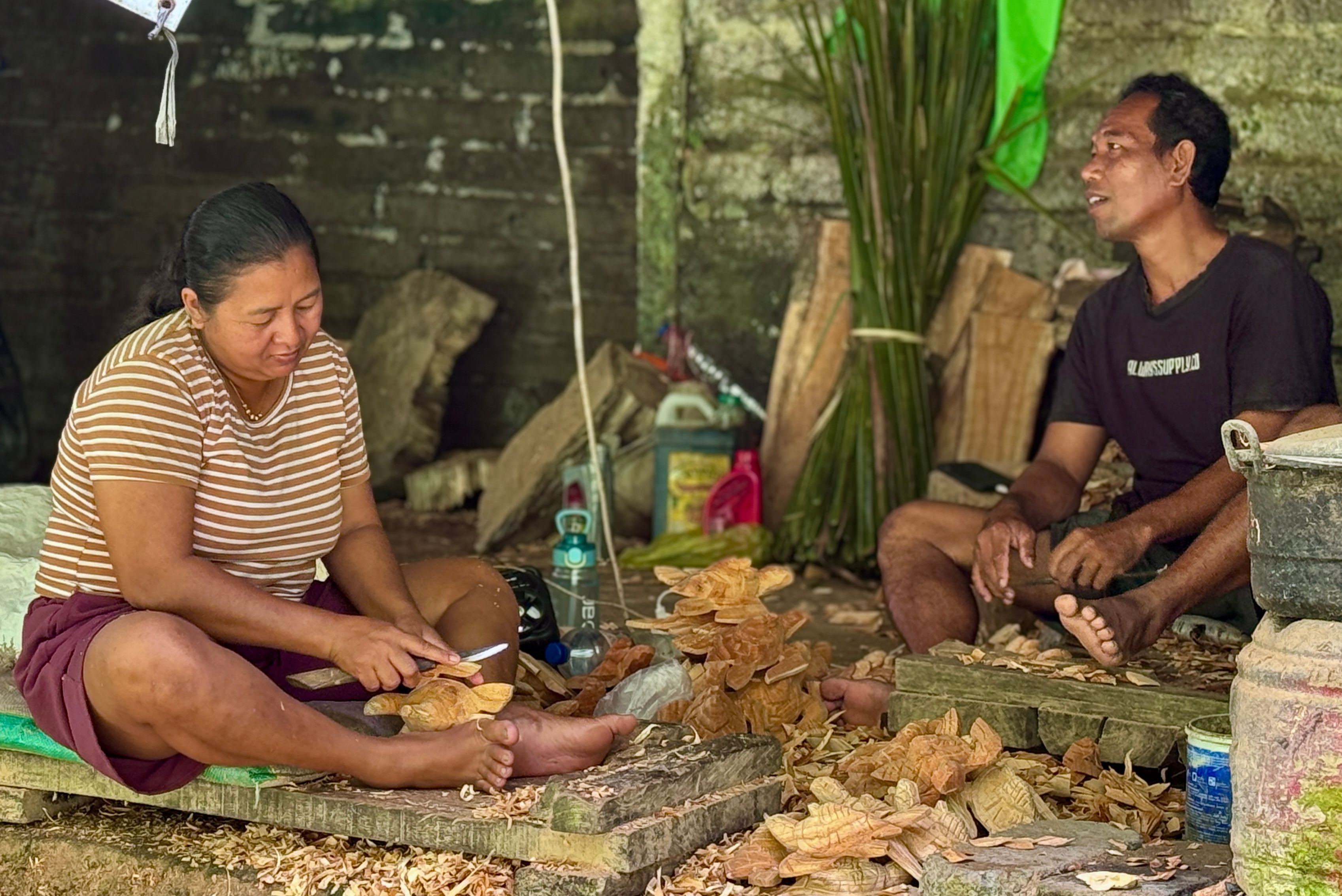 Op traditionele wijze hout bewerken in Pejeng op Bali in Indonesie