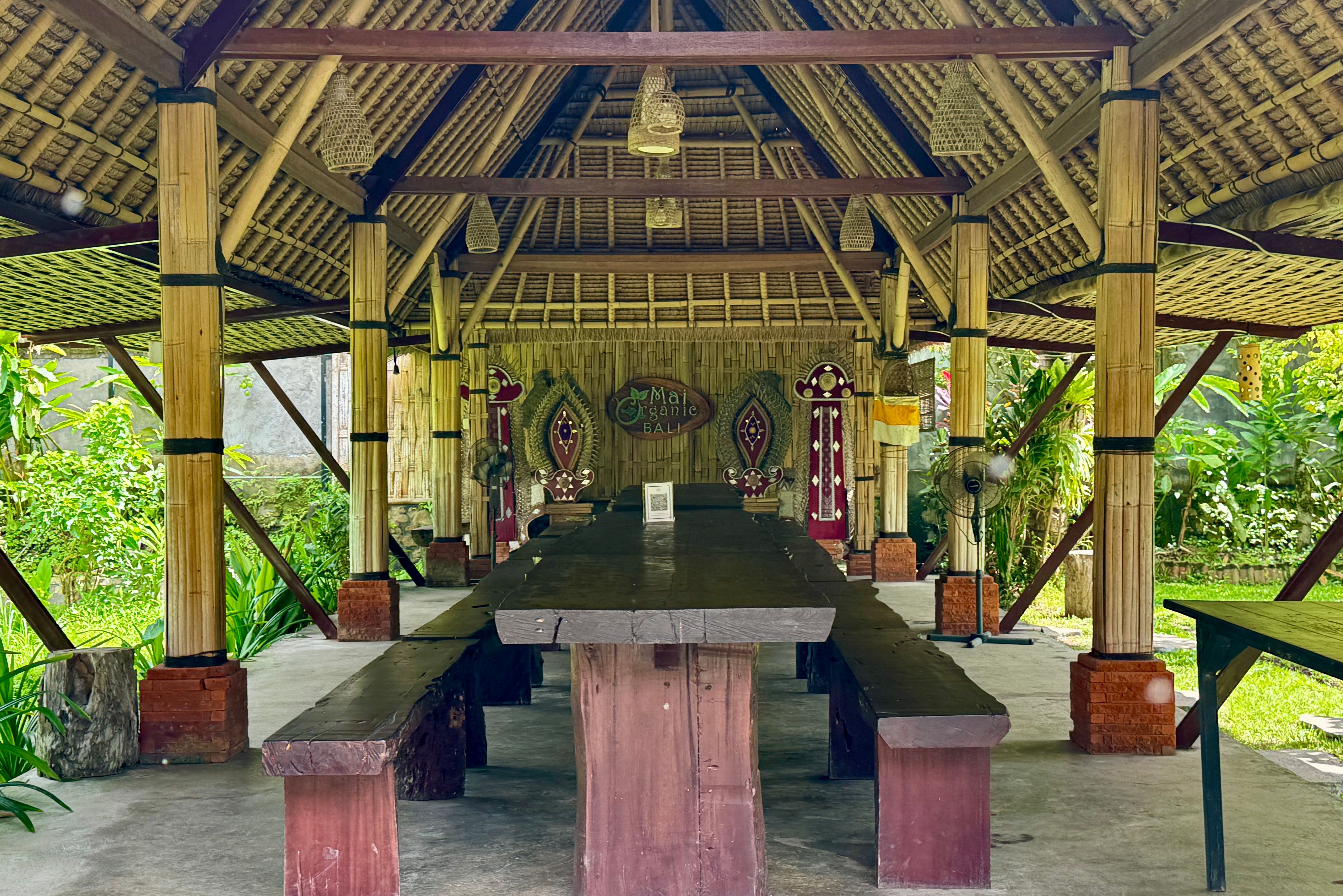 Drankje en hapje bij Mai Organic Community Garden bij Pejeng op Bali in Indonesie