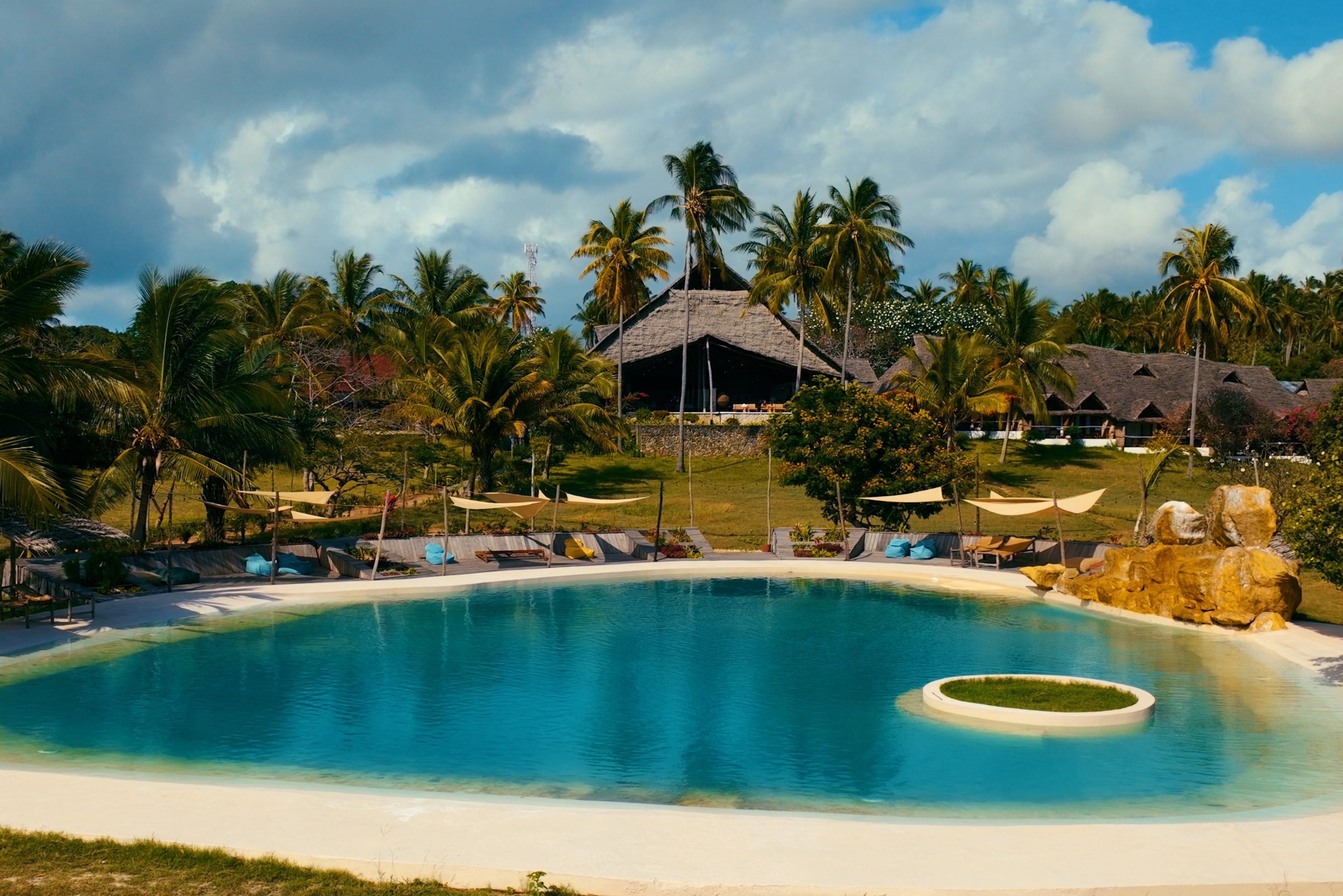 Zwembad van het Basecamp Eco Resort op Mafia Island