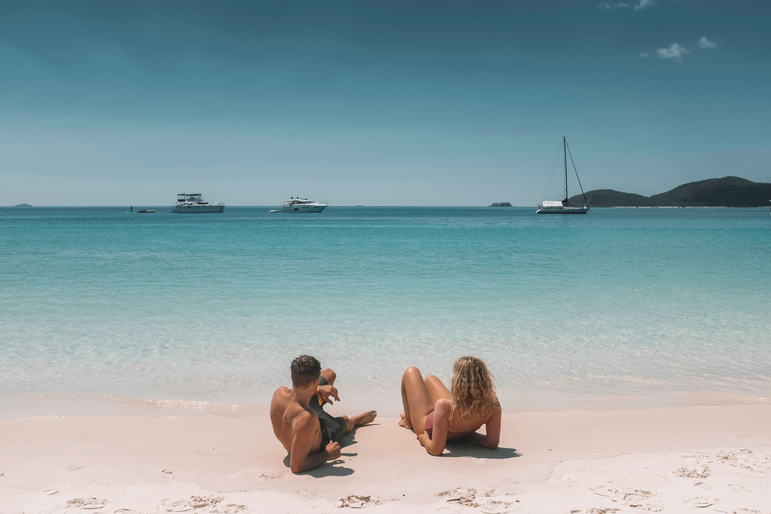 Relaxen op het strand van Whitehaven Beach in de Whitsundays in Australie