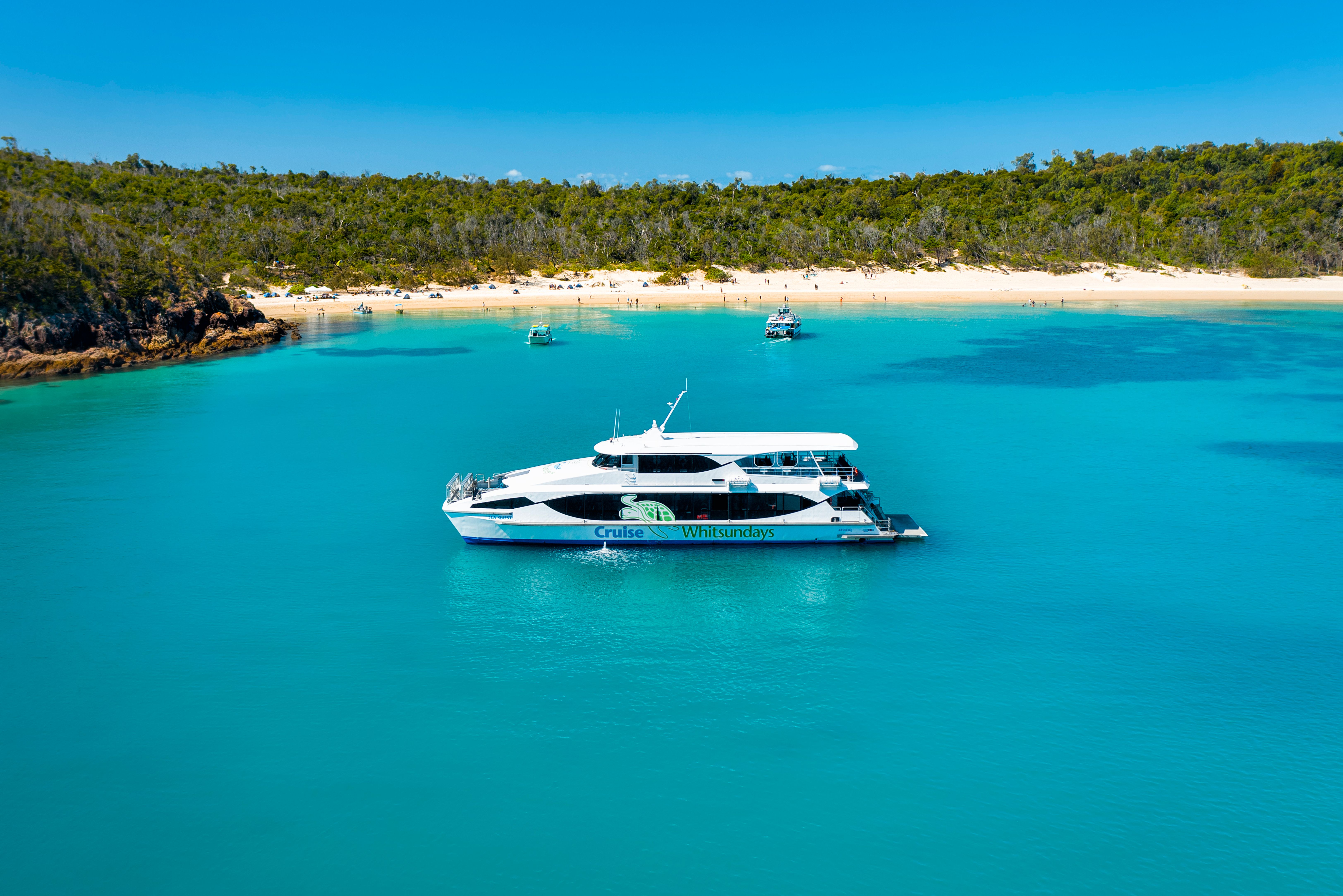 De catamaran bij Whitehaven Beach in de Whitsundays in Australie