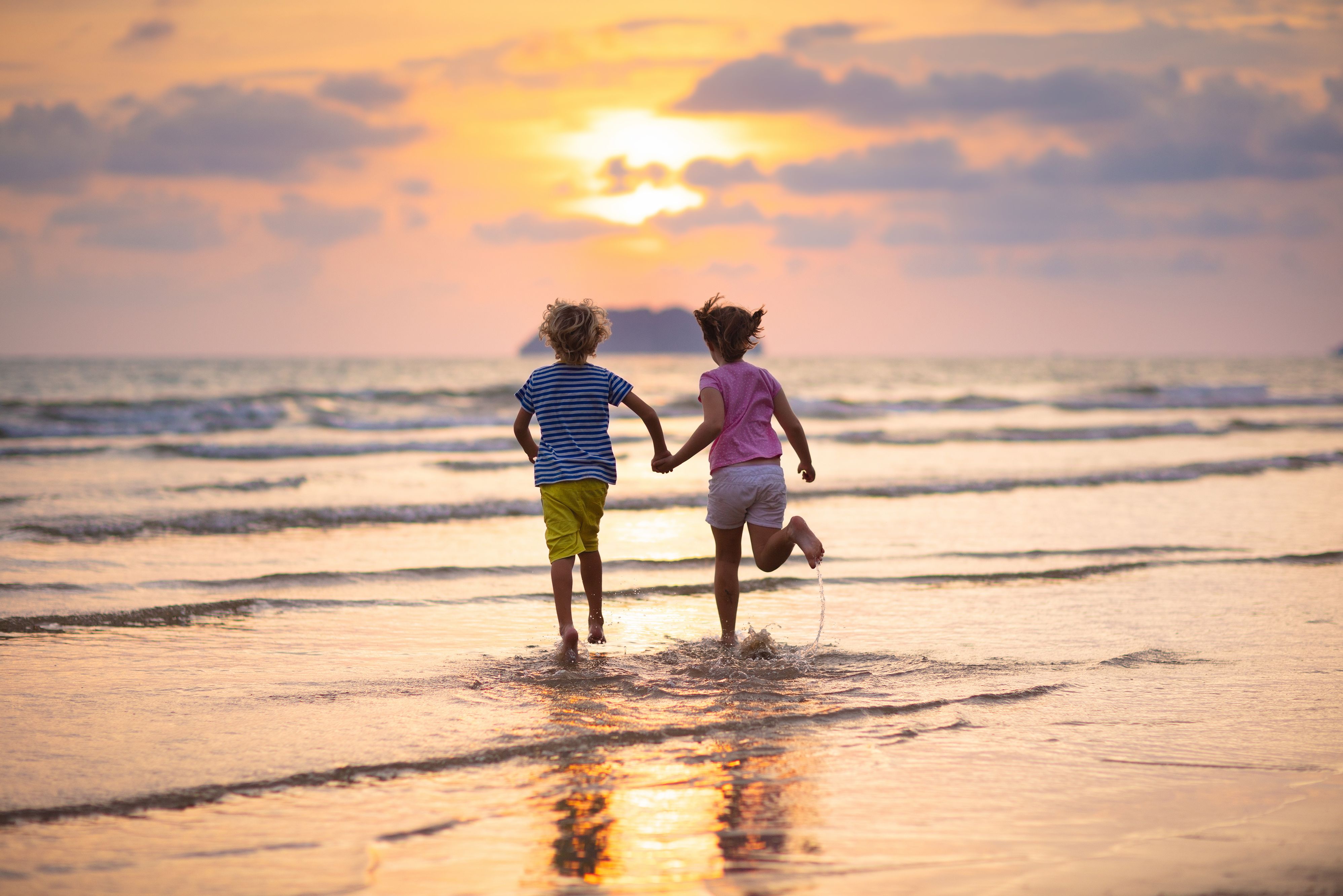 Jonge kinderen op het strand