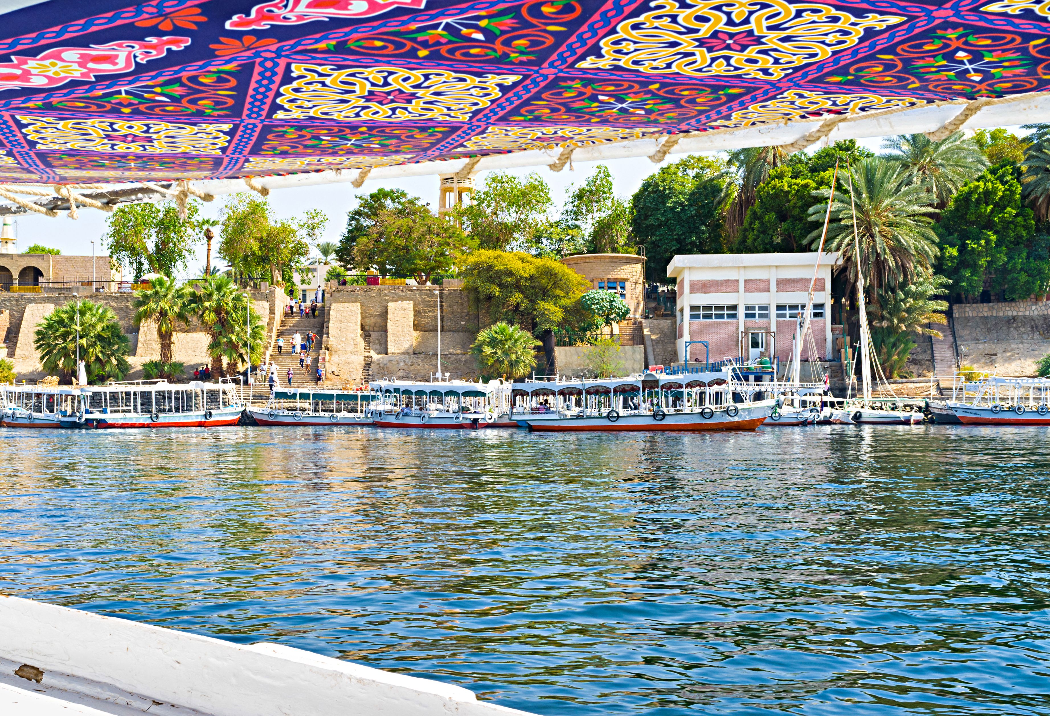 Uitzicht op Aswan vanaf een felucca