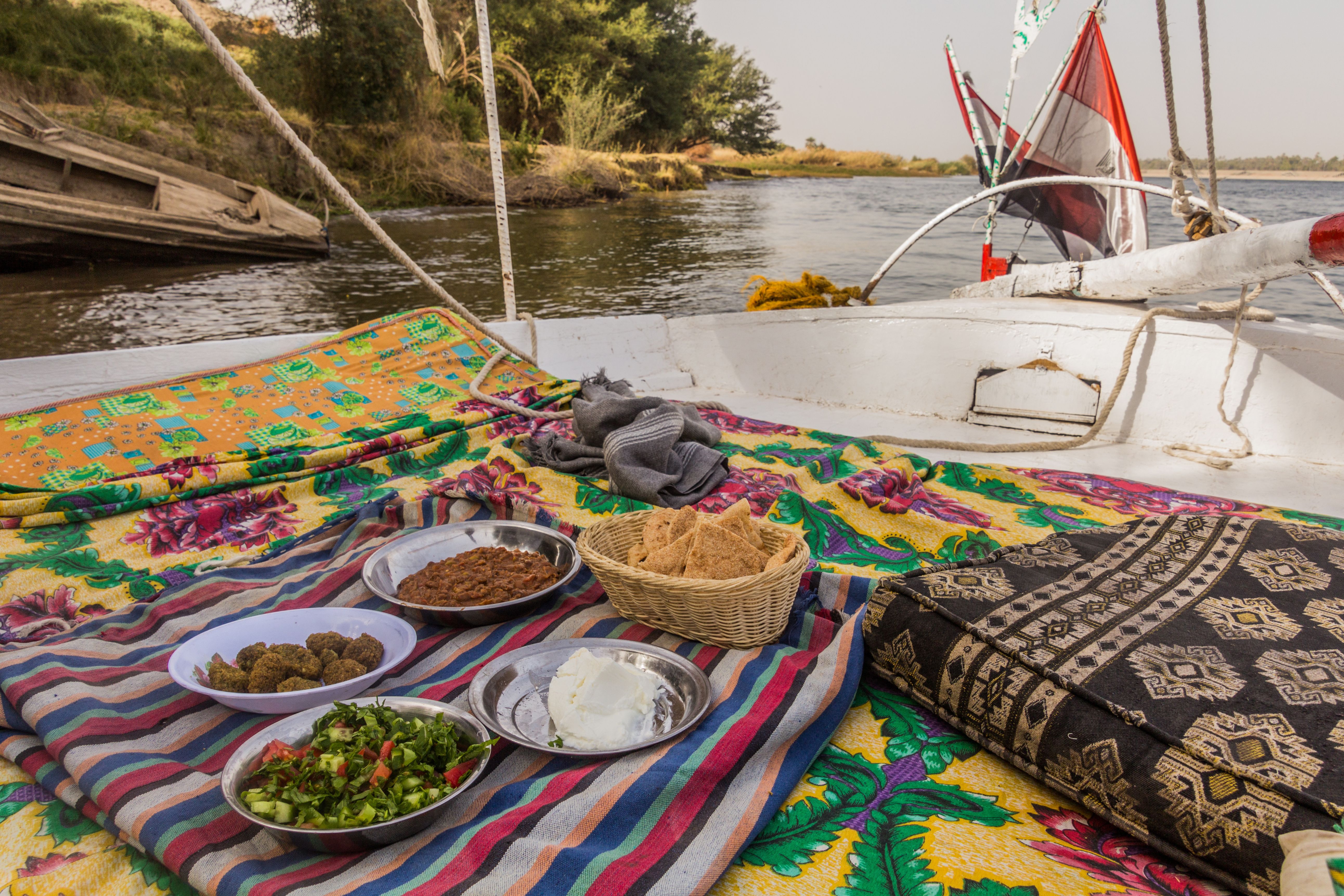 Traditionele maaltijd aan boord van felucca