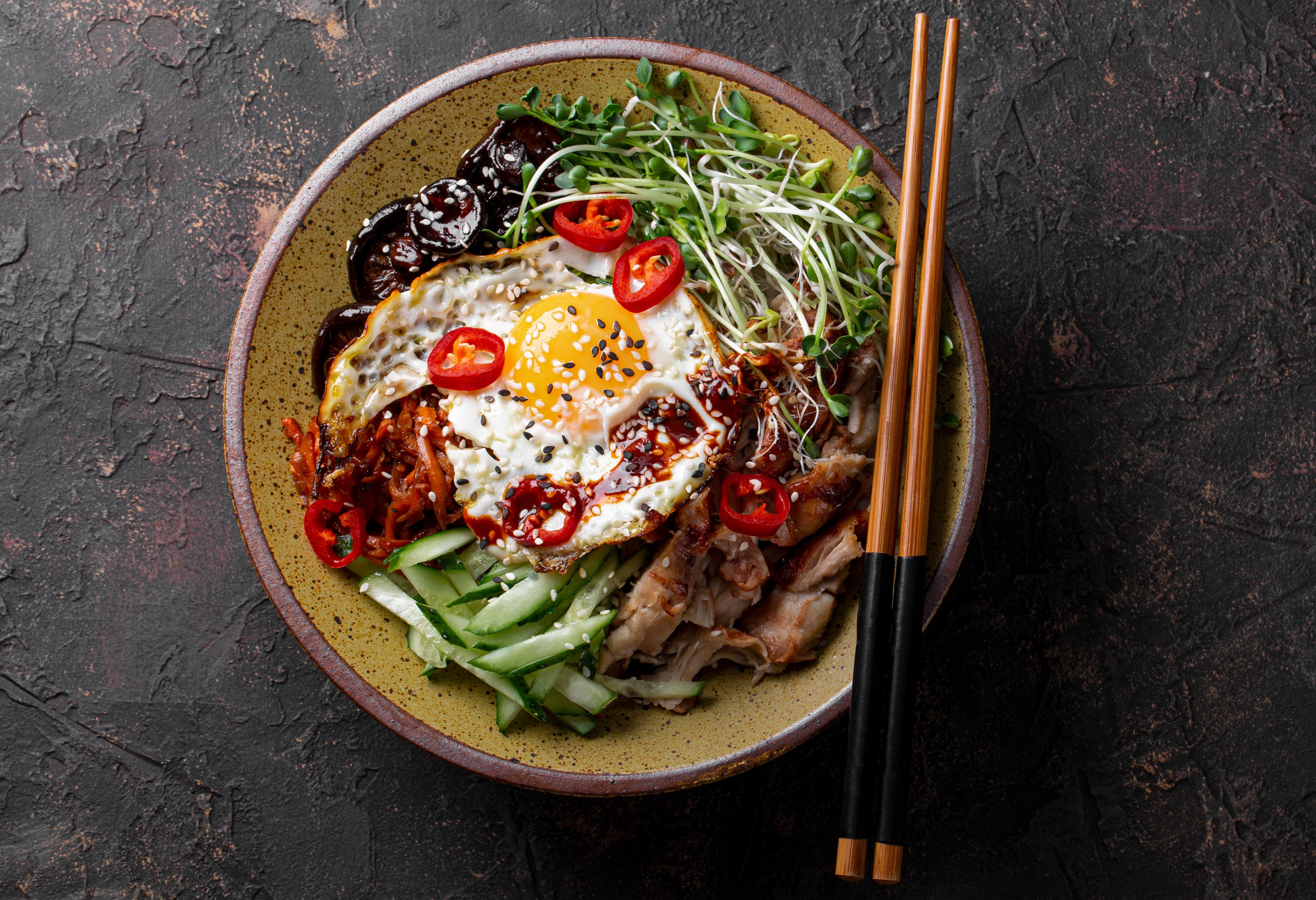 Traditioneel Bibimbap gerecht