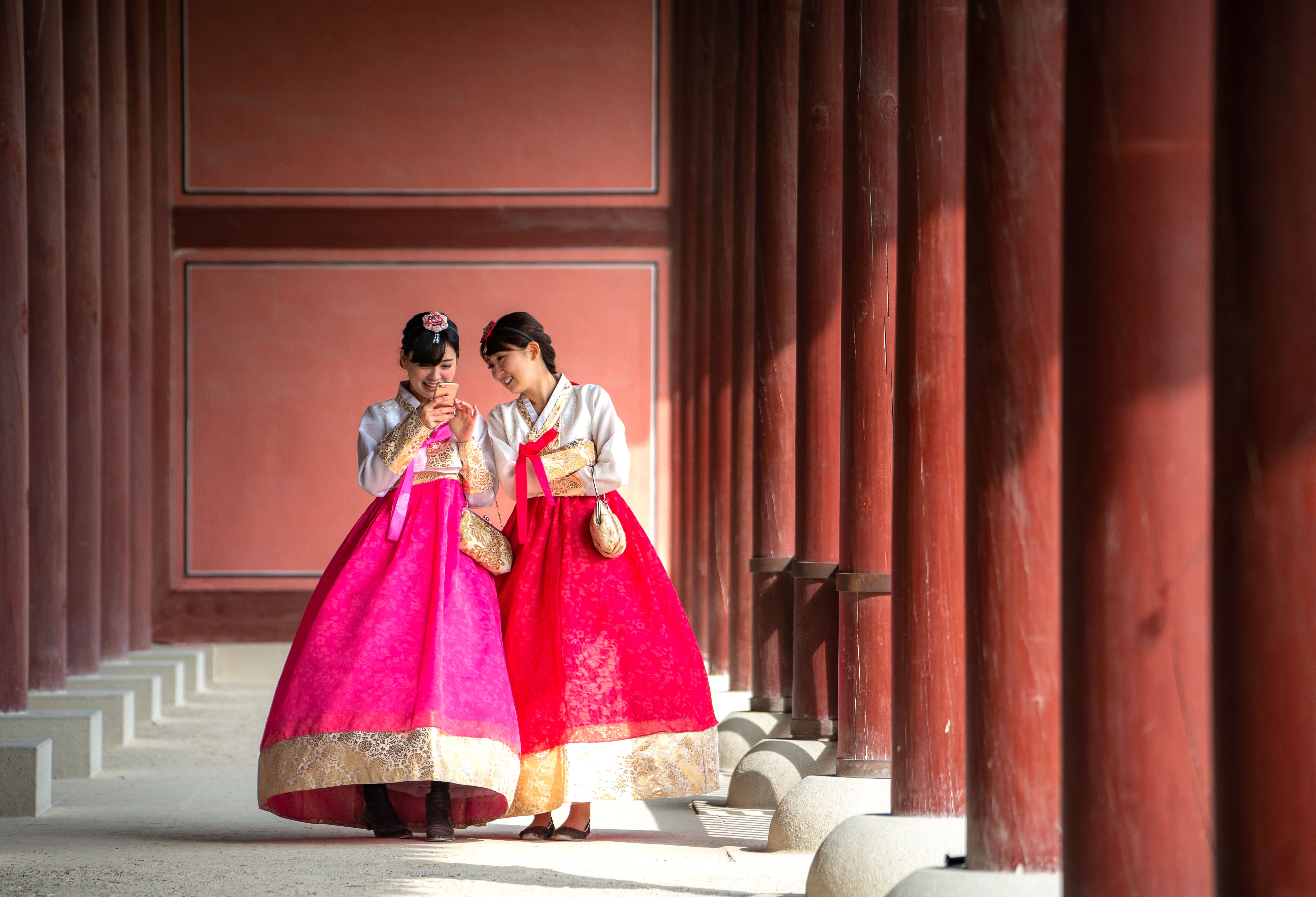 Meisjes in traditionele kleding Seoul