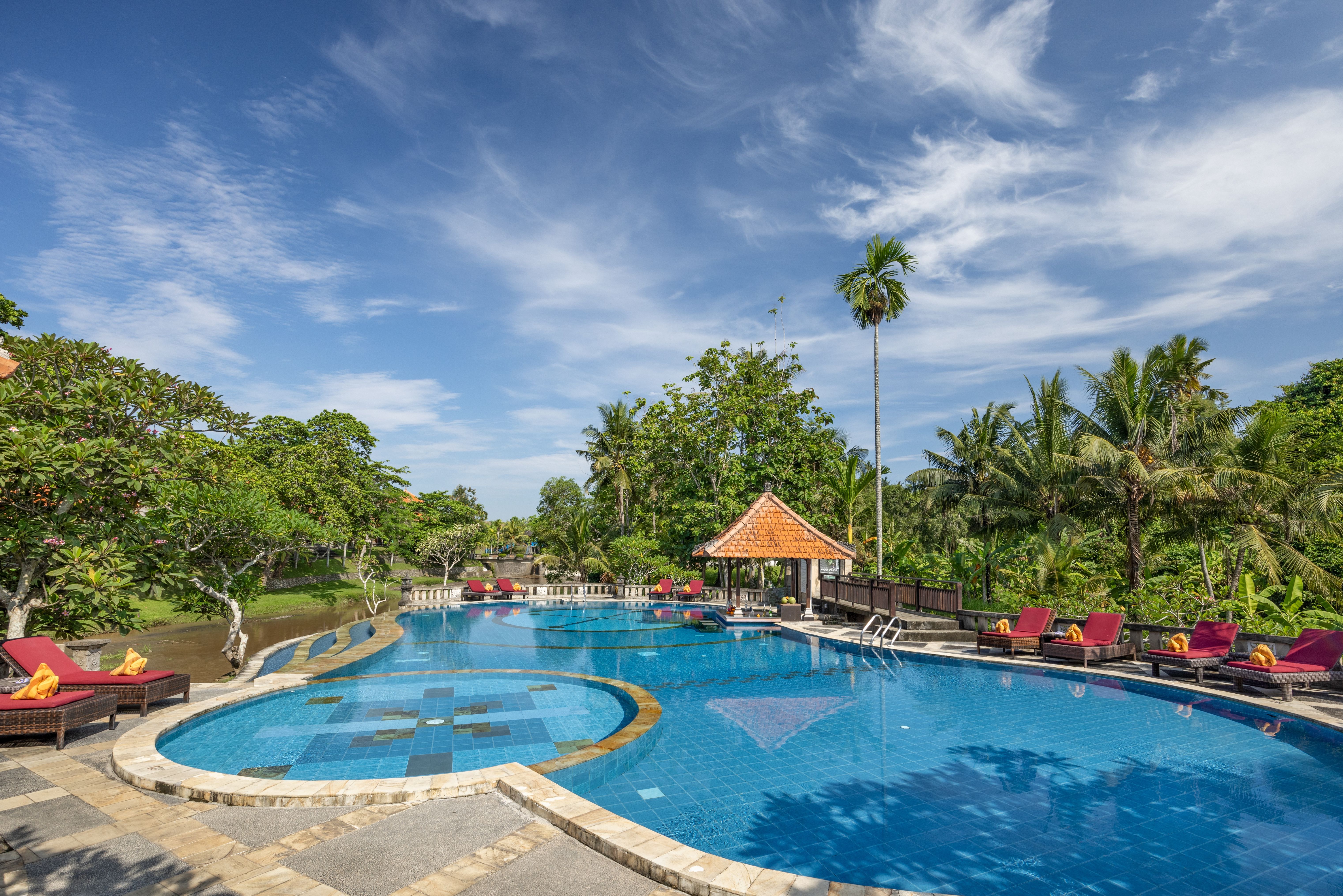 Zwembad omgeven door tropisch groen in het Santi Mandala in regio Ubud op Bali