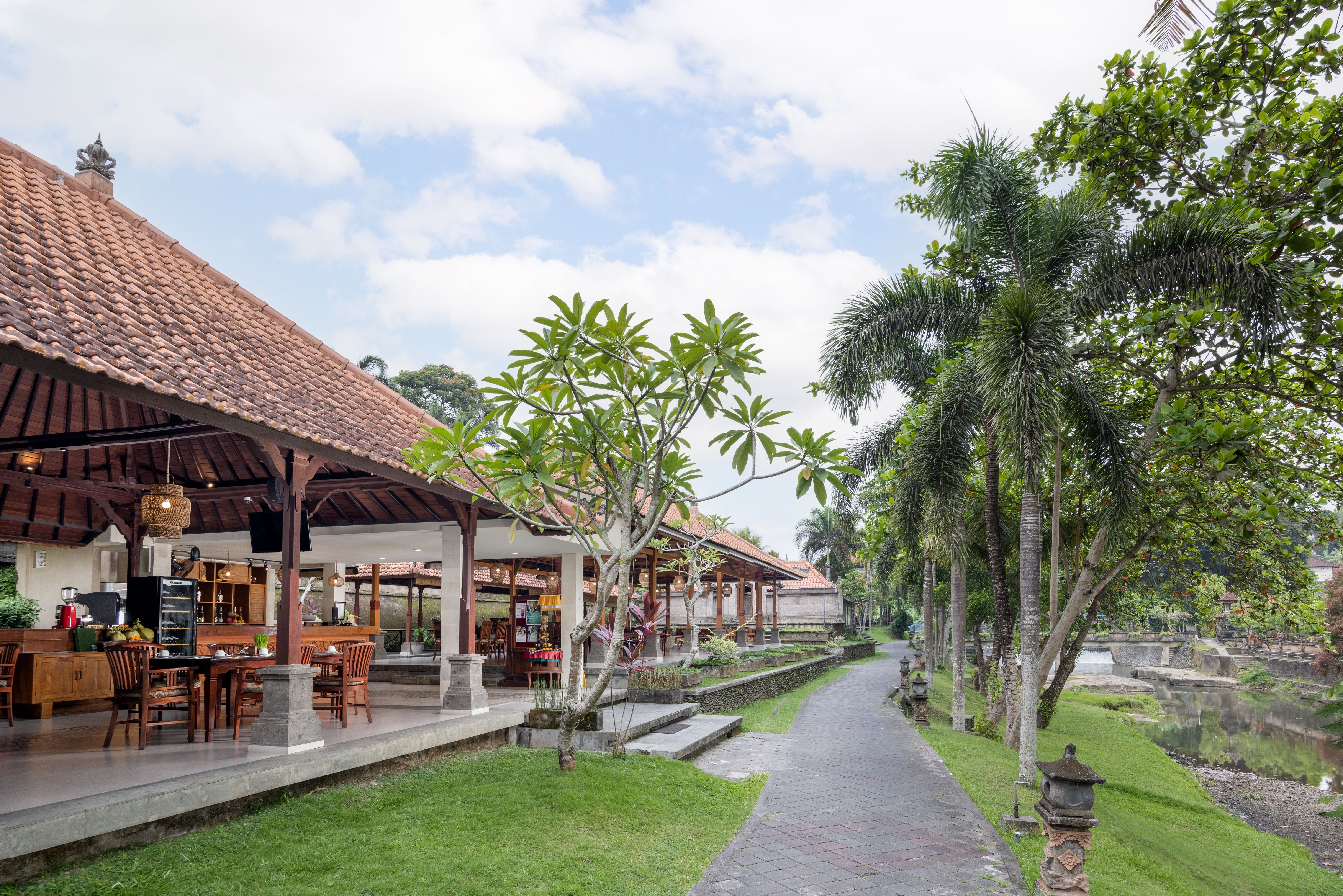 Wandelen naar het restaurant van het Santi Mandala in regio Ubud op Bali