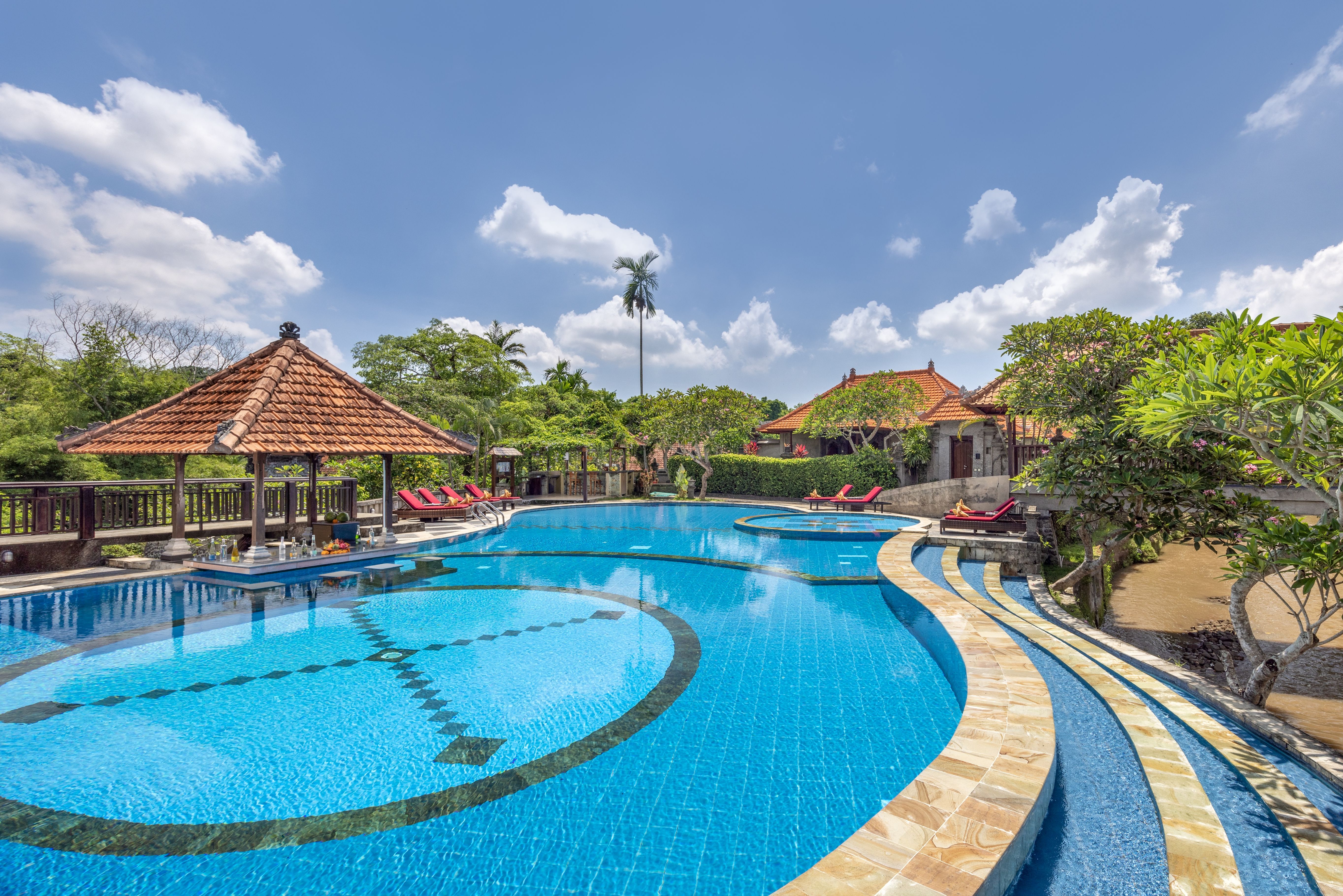 Zwembad en poolbar van het Santi Mandala in regio Ubud op Bali