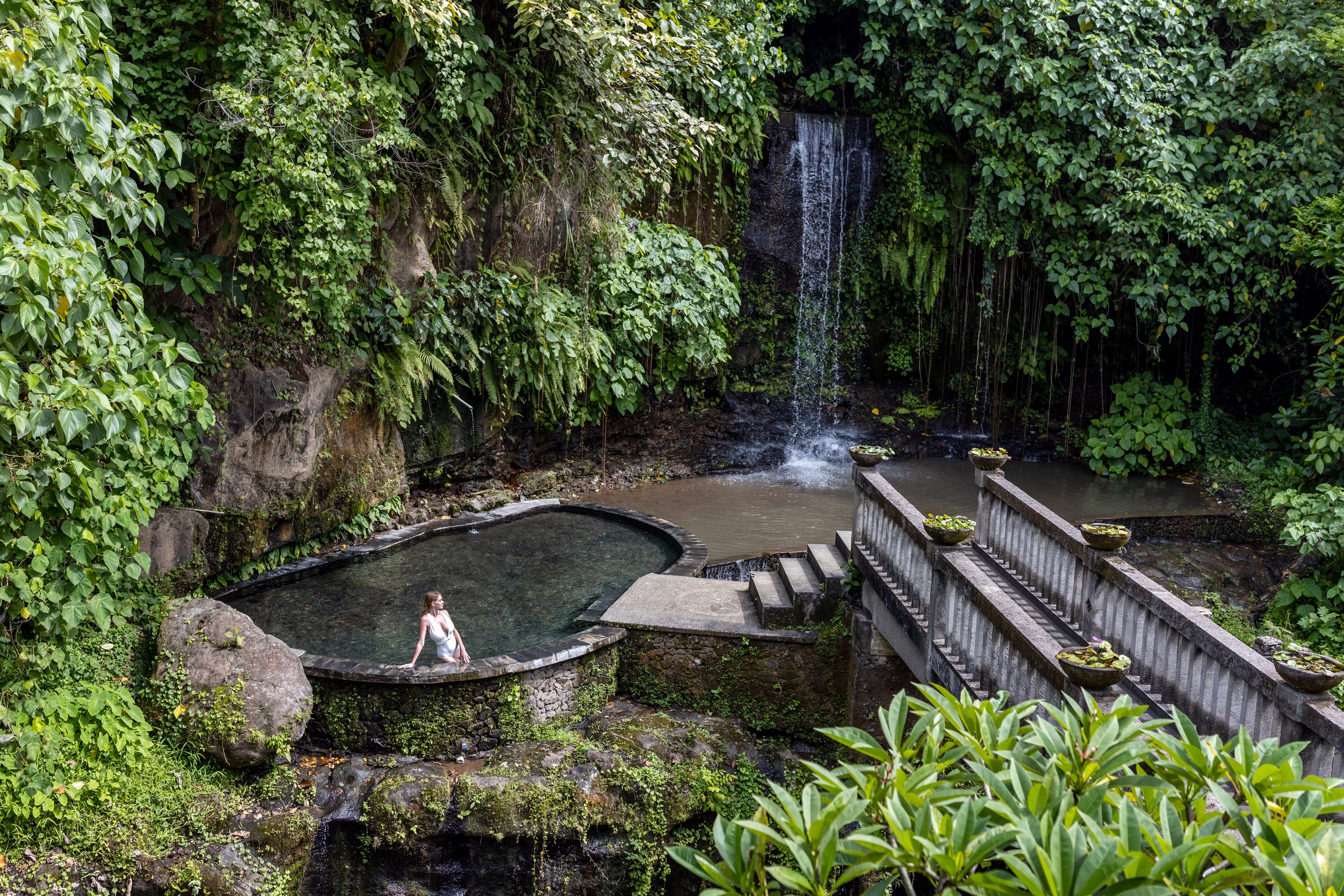 Relaxen bij de waterval van het Santi Mandala in regio Ubud op Bali