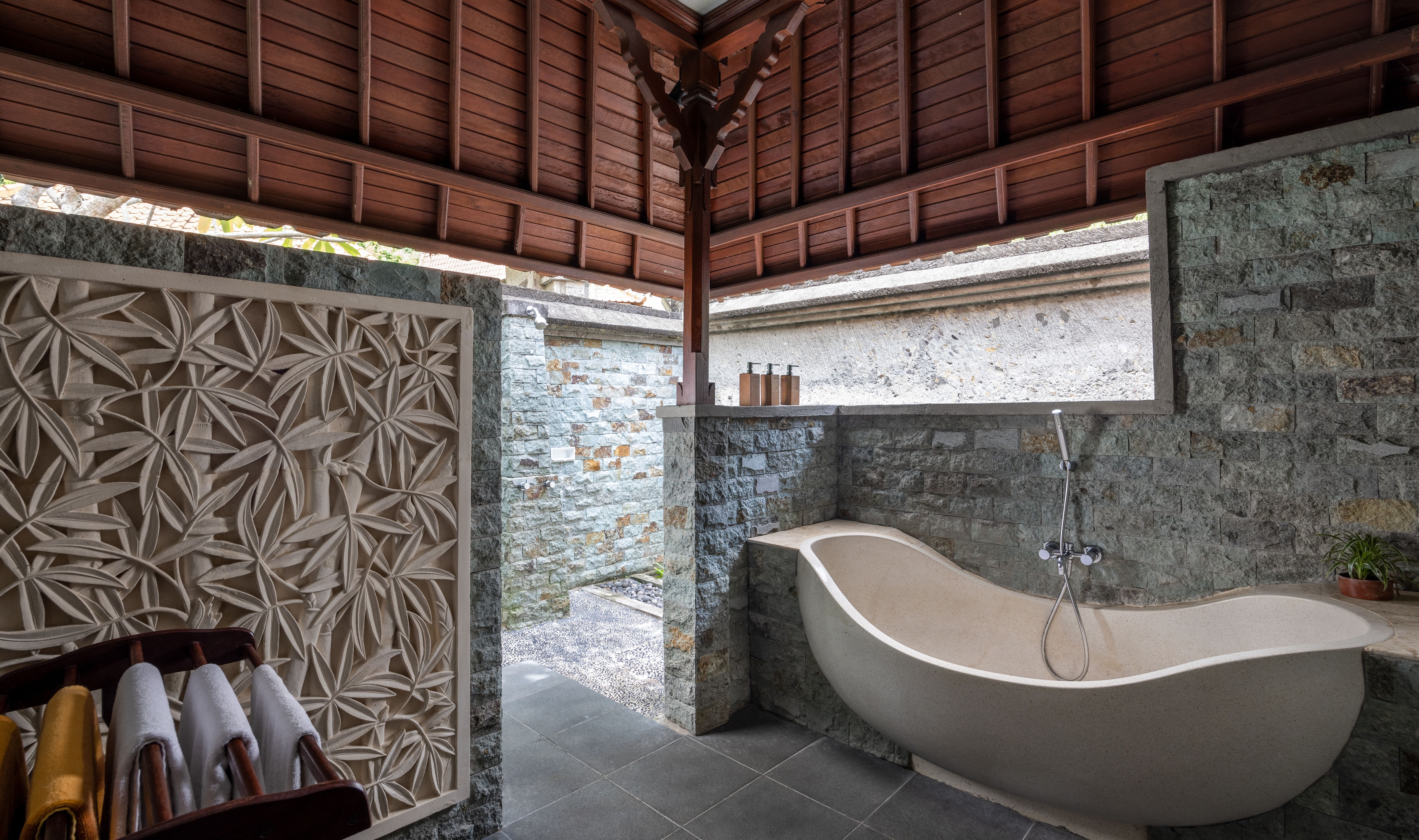 Badkamer van de Garden Villa in het Santi Mandala in regio Ubud op Bali