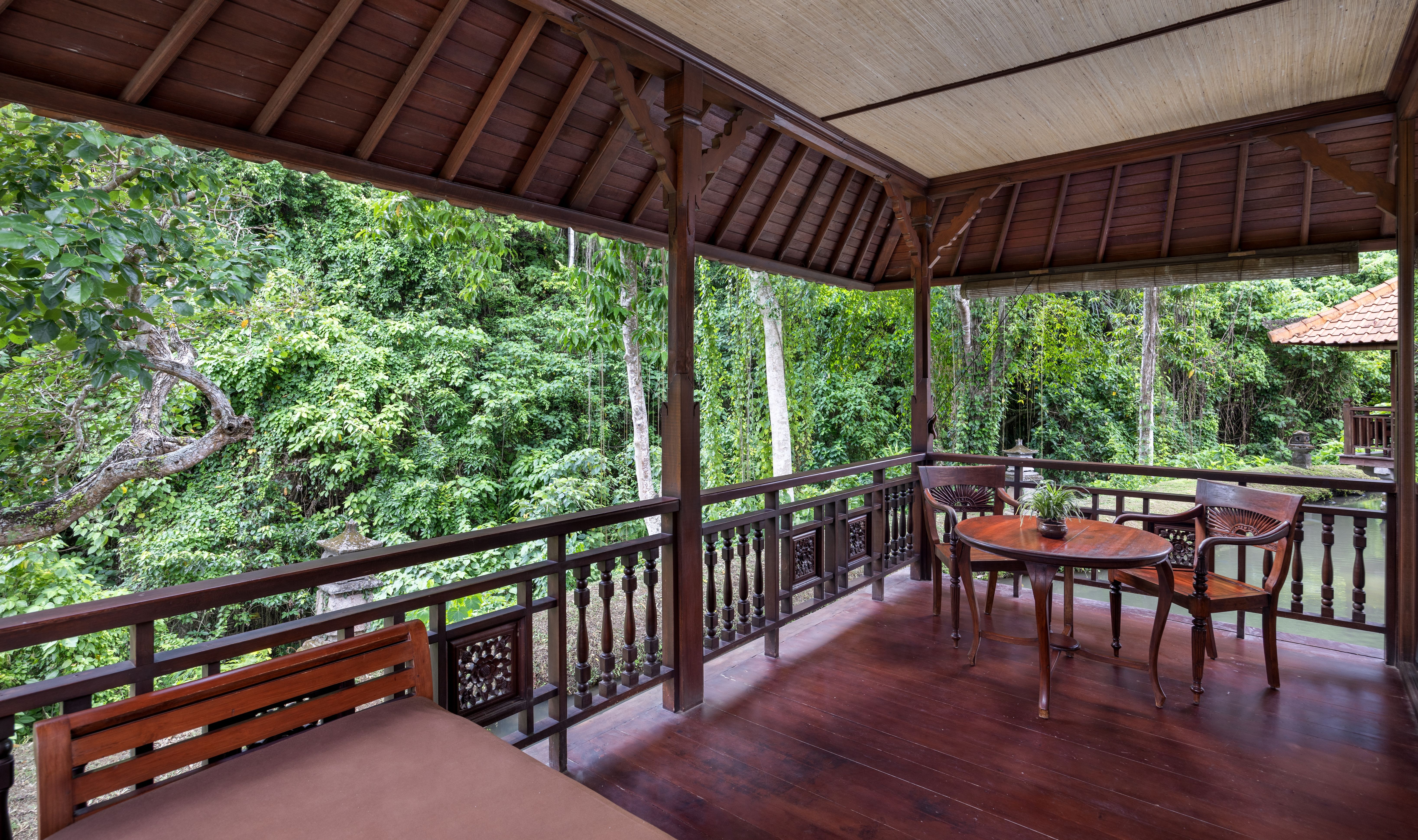 Balkon van de Garden Villa in het Santi Mandala in regio Ubud op Bali