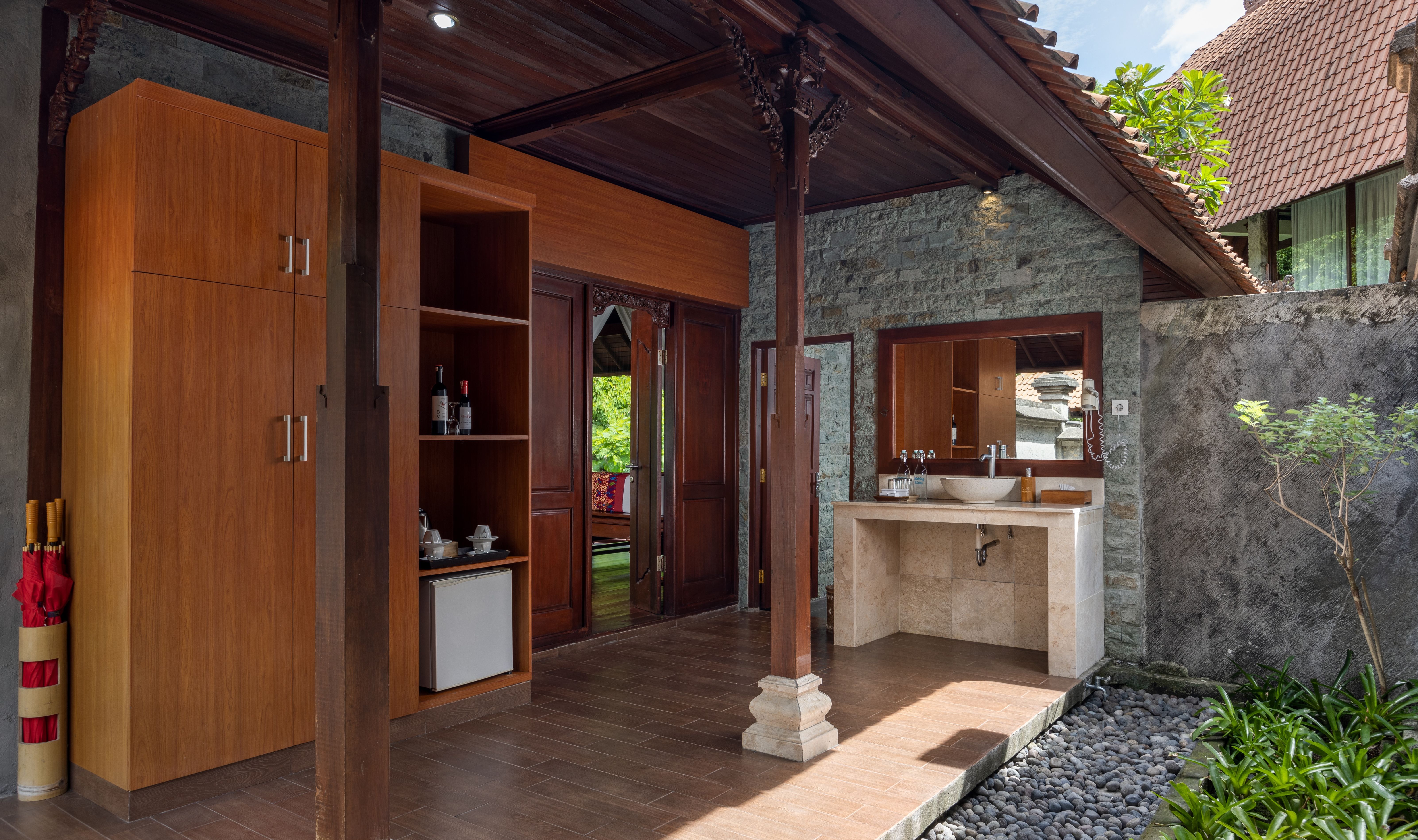 Badkamer van de Family Garden Villa in het Santi Mandala in regio Ubud op Bali