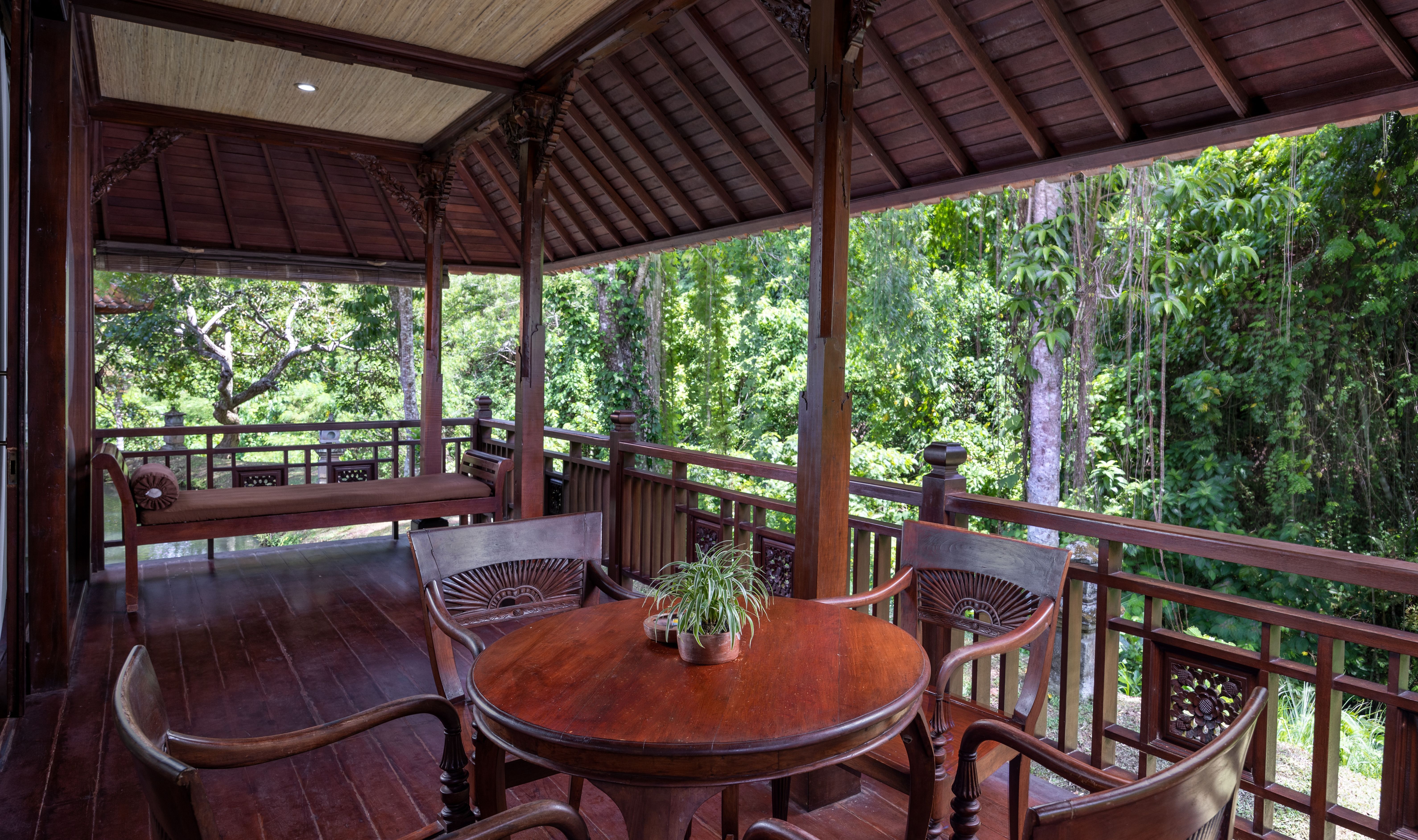Balkon van de Family Garden Villa in het Santi Mandala in regio Ubud op Bali