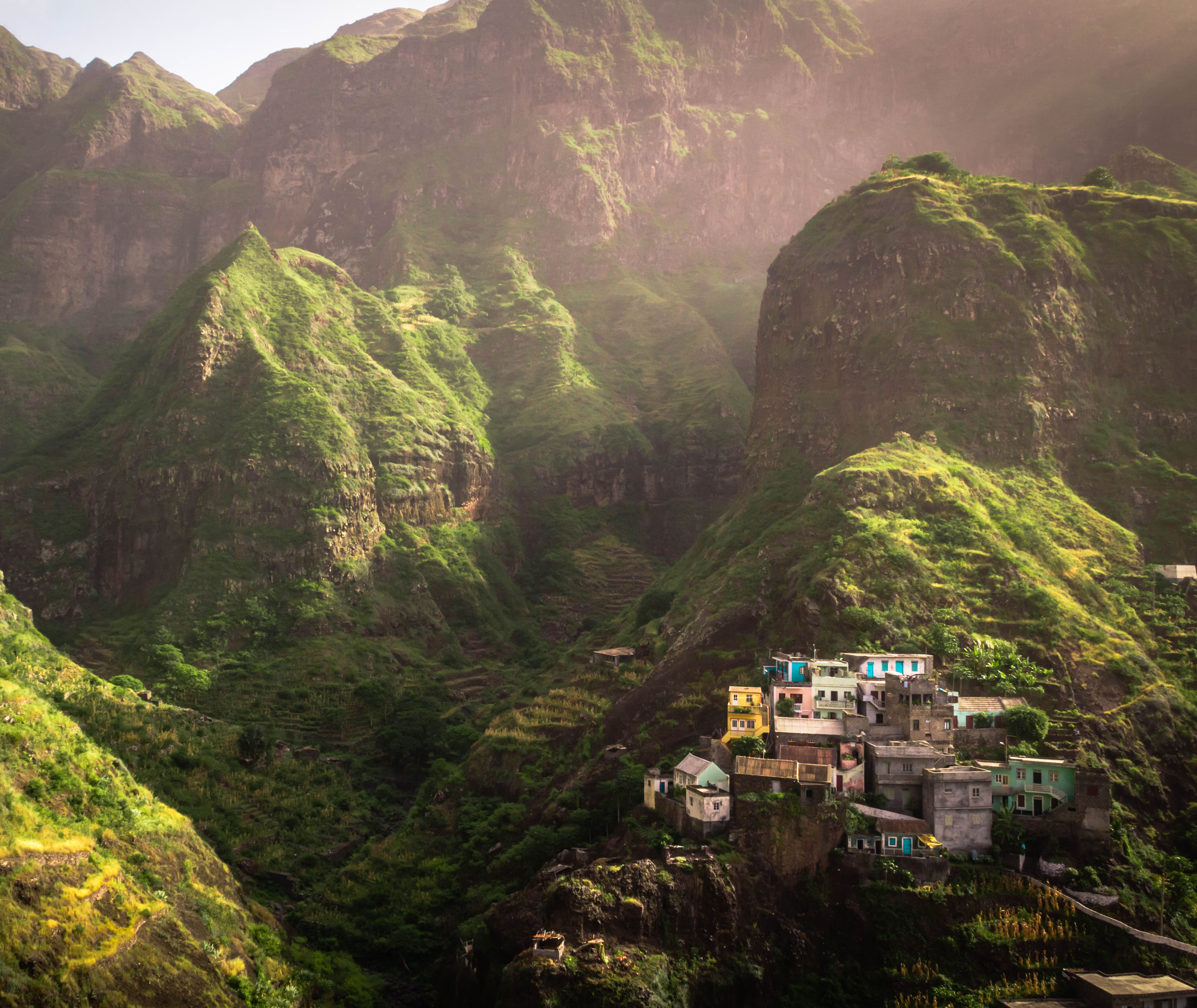 Kaapverdie-Santo-Antao-Fontainhas-met-bergen-op-achtergrond