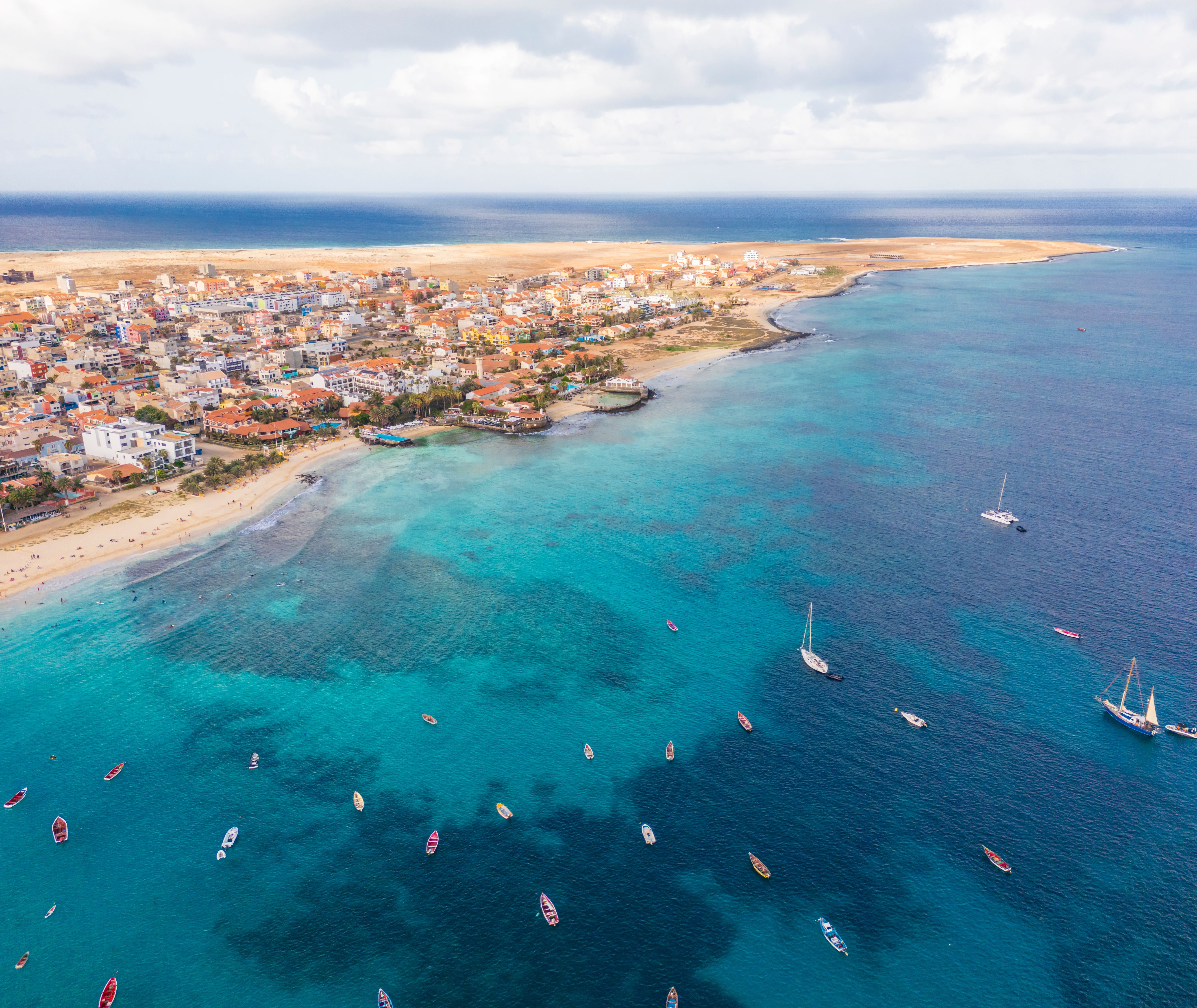 Kaapverdie-Sal-Santa-Maria-strand-pier-bootjes-drone-foto