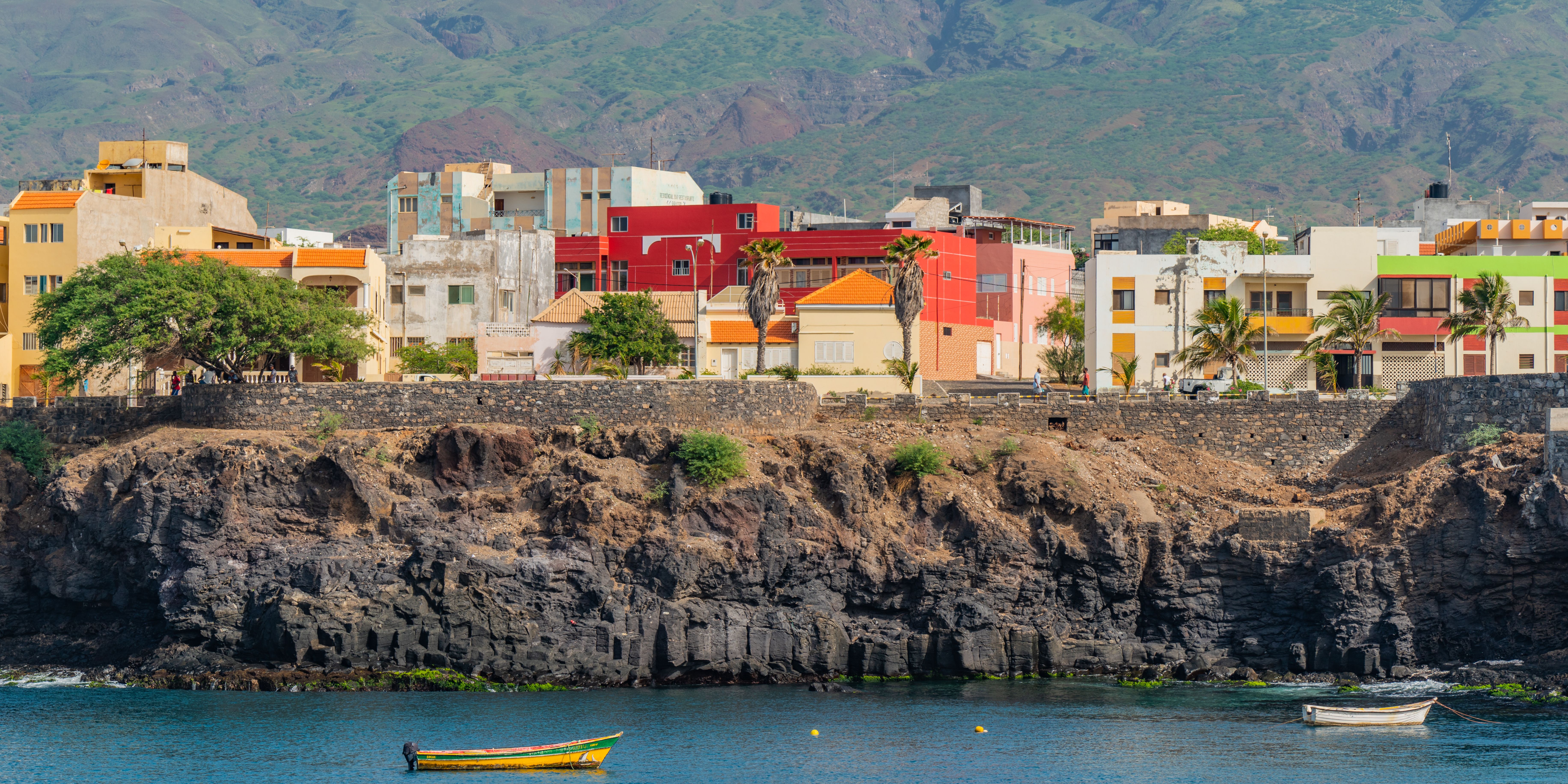 Kaapverdie-Santo-Antao-Porto-Novo-gekleurde-huizen