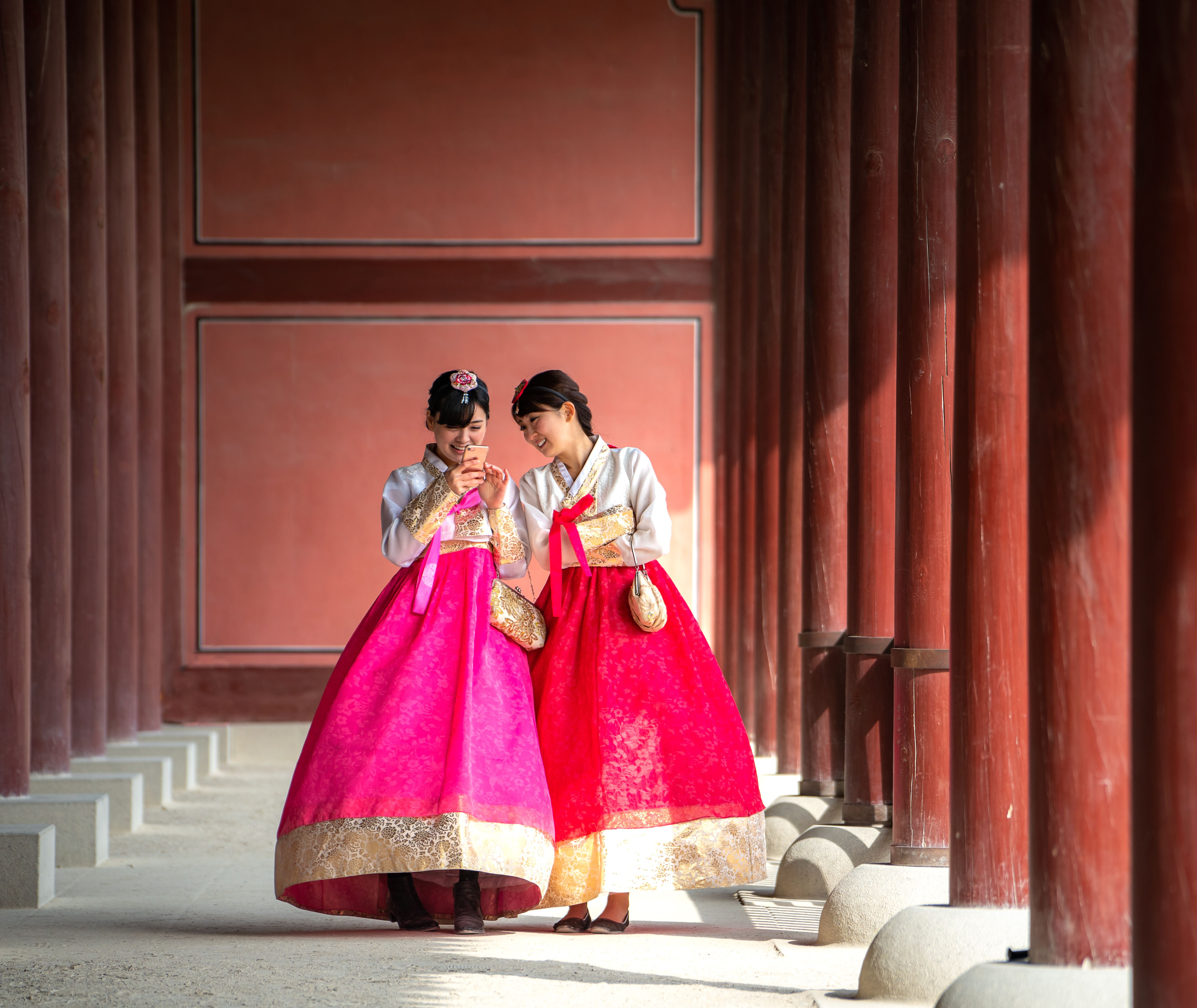 Zuid-Korea-Seoul-dames-in-traditionele-kleding