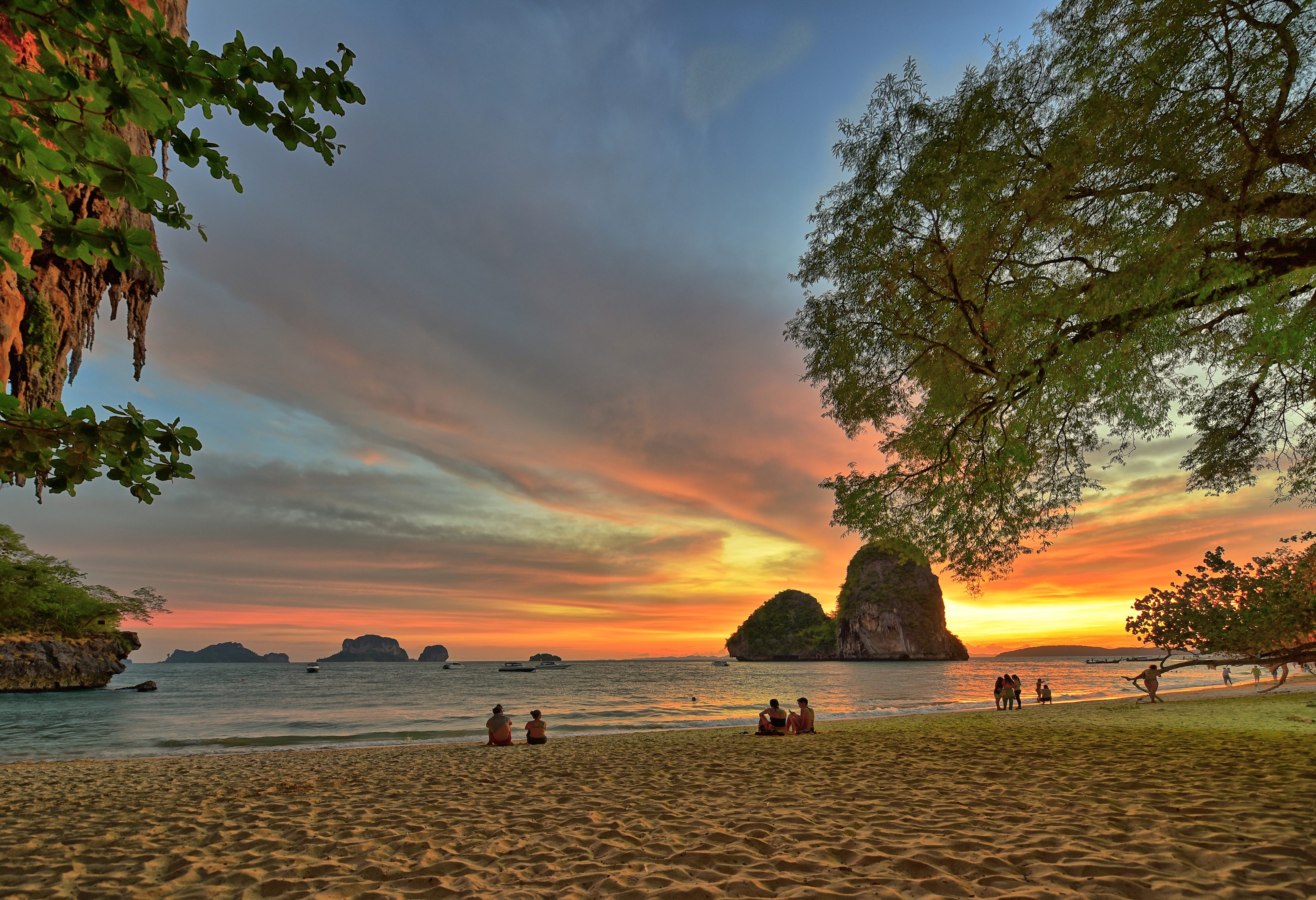 Railay Beach bij zonsondergang in Krabi in Thailand