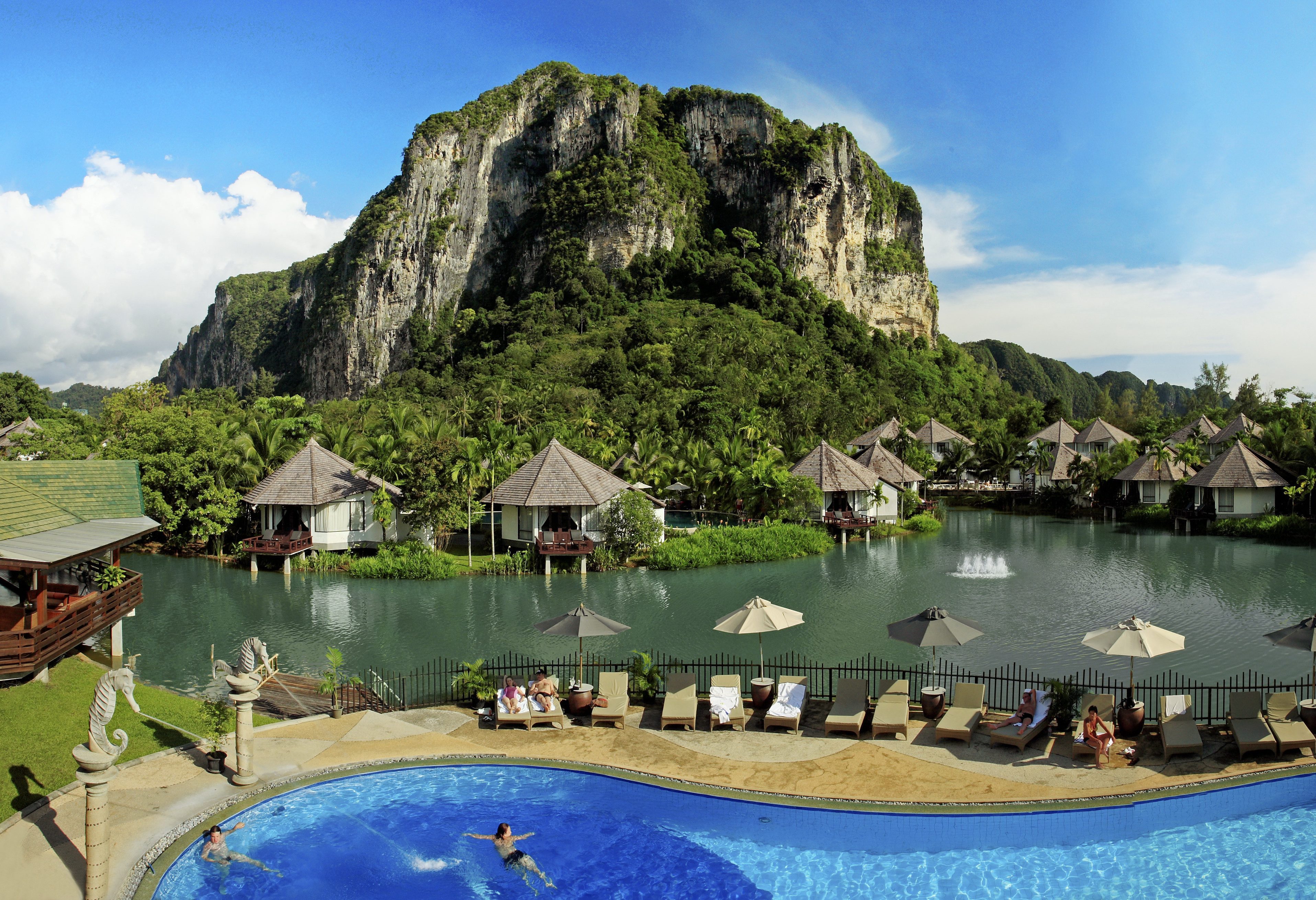 Zwembad van het Peace Laguna Resort bij Ao Nang in Krabi in Thailand
