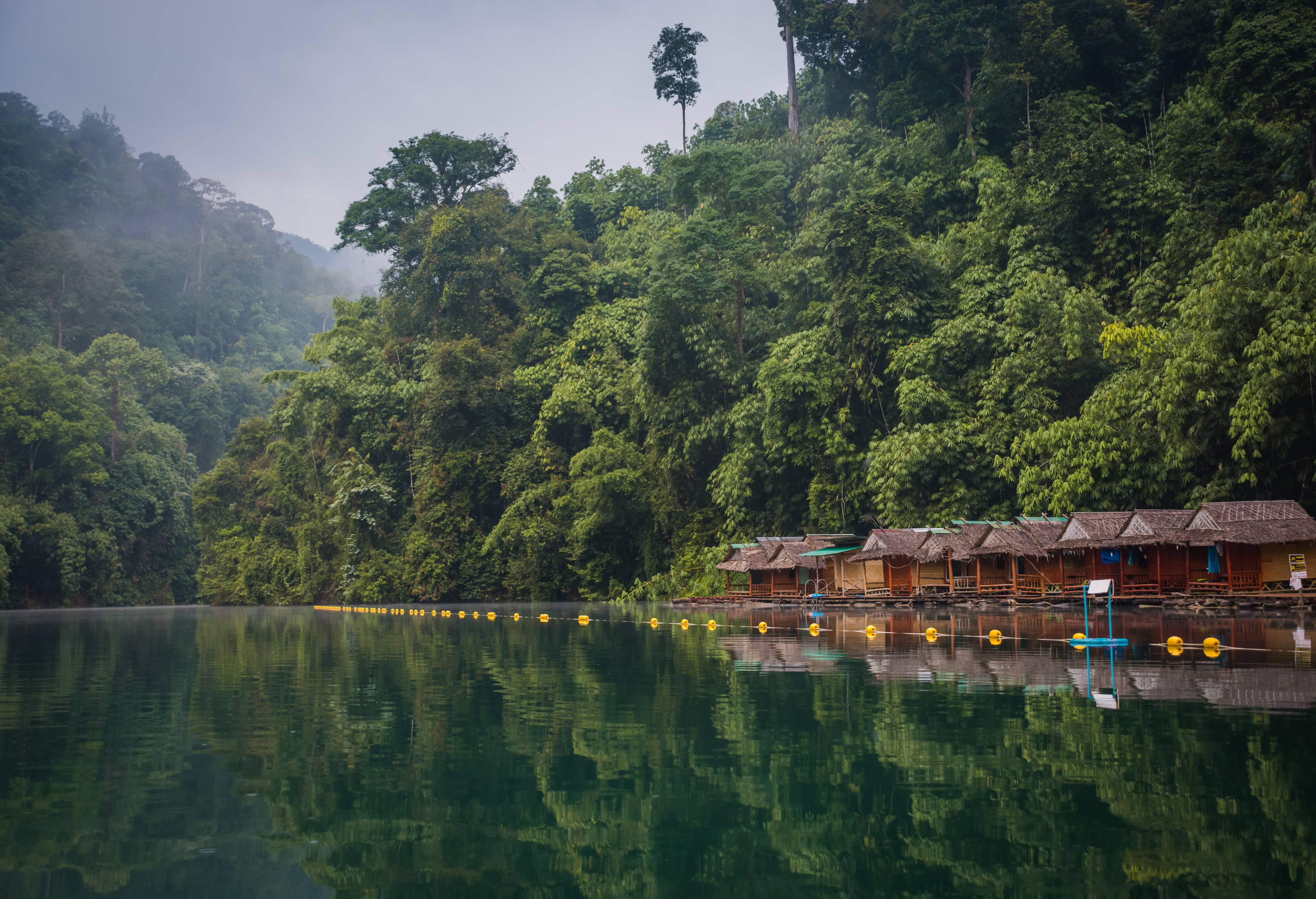 Meer met rafthouses in het Khao Sok National Park in Thailand