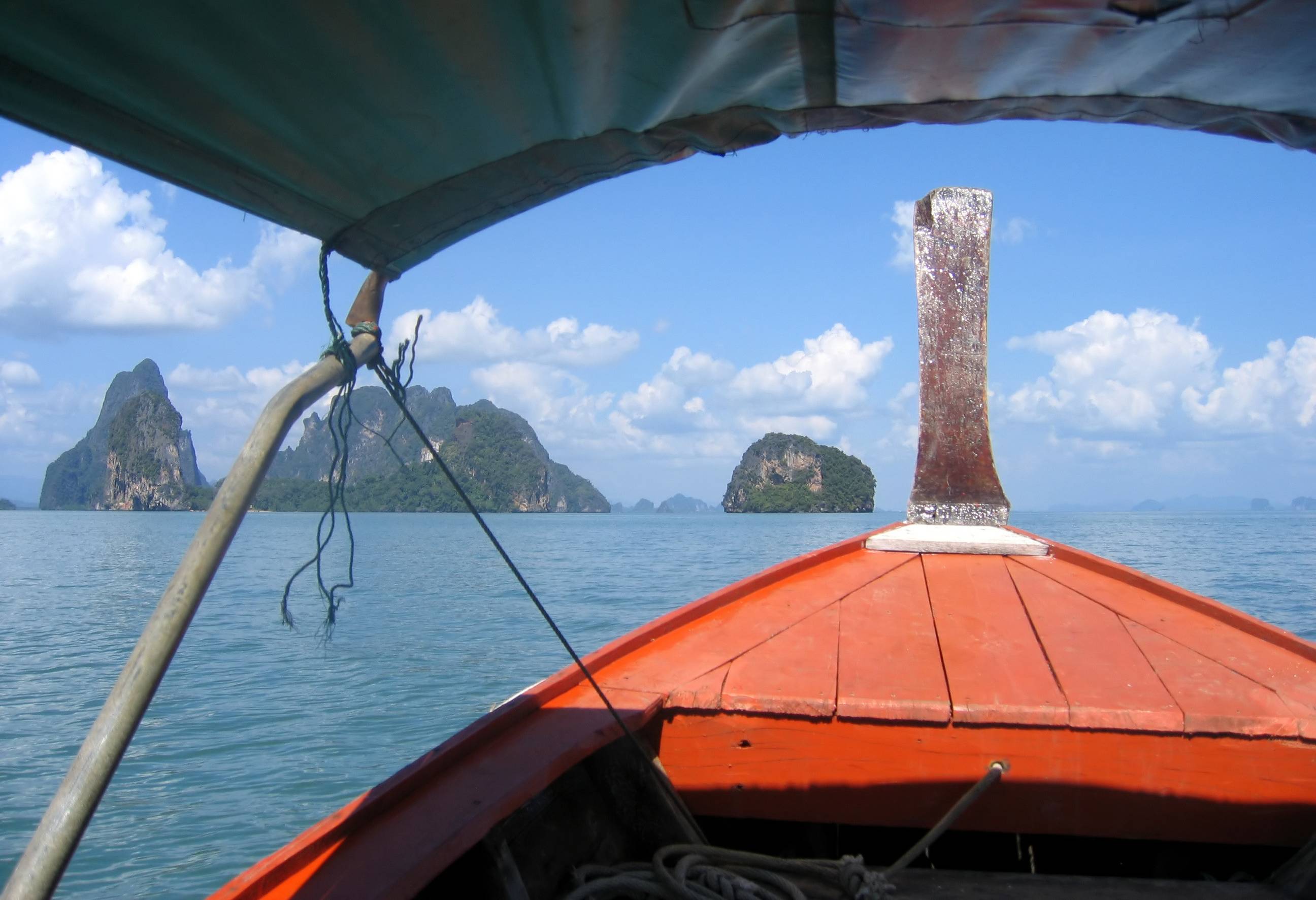 Varen per longtailboot door Phang Nga Bay in Thailand