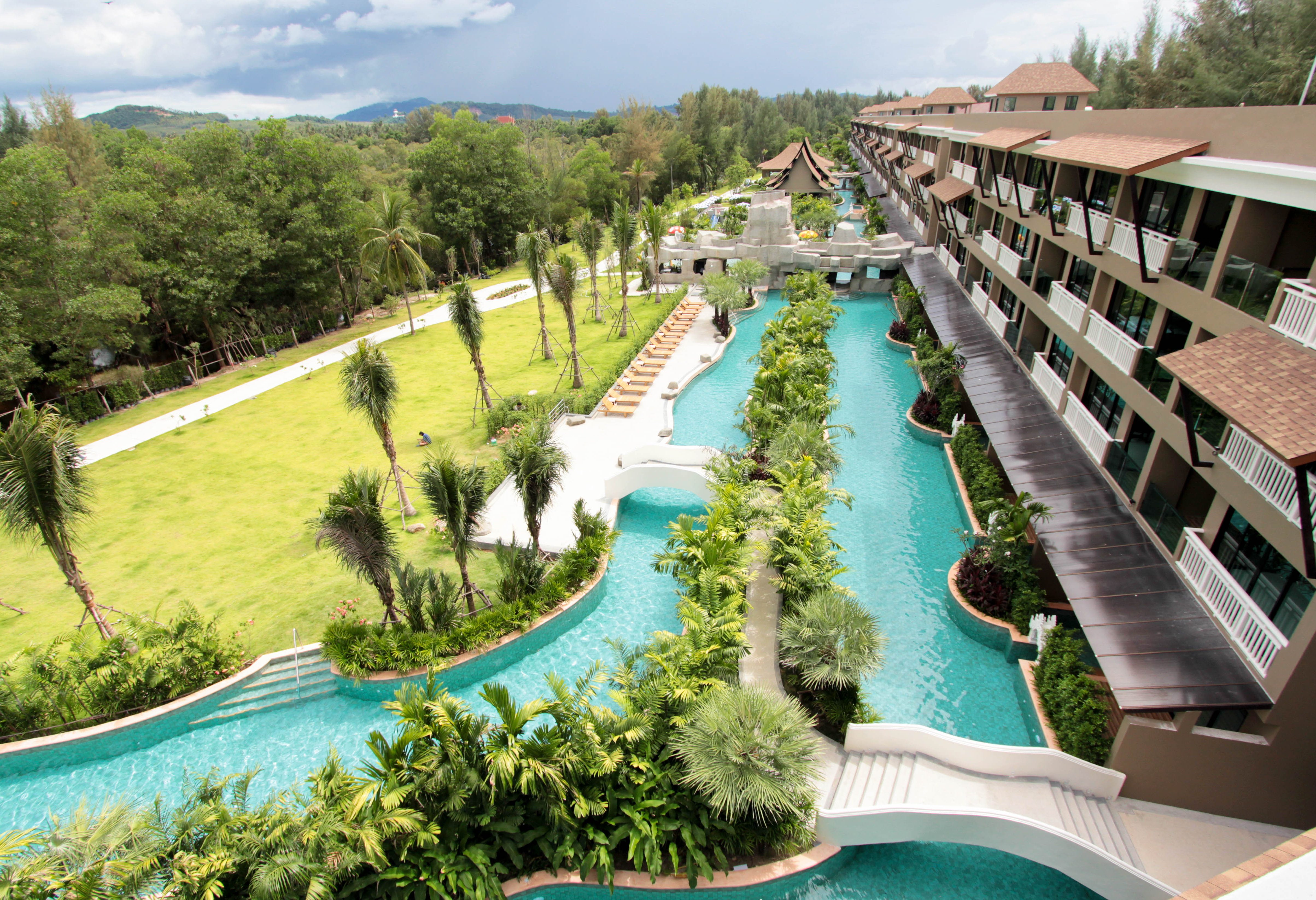 Zwembad van het Maikhao Palm Beach Resort op Phuket in Thailand