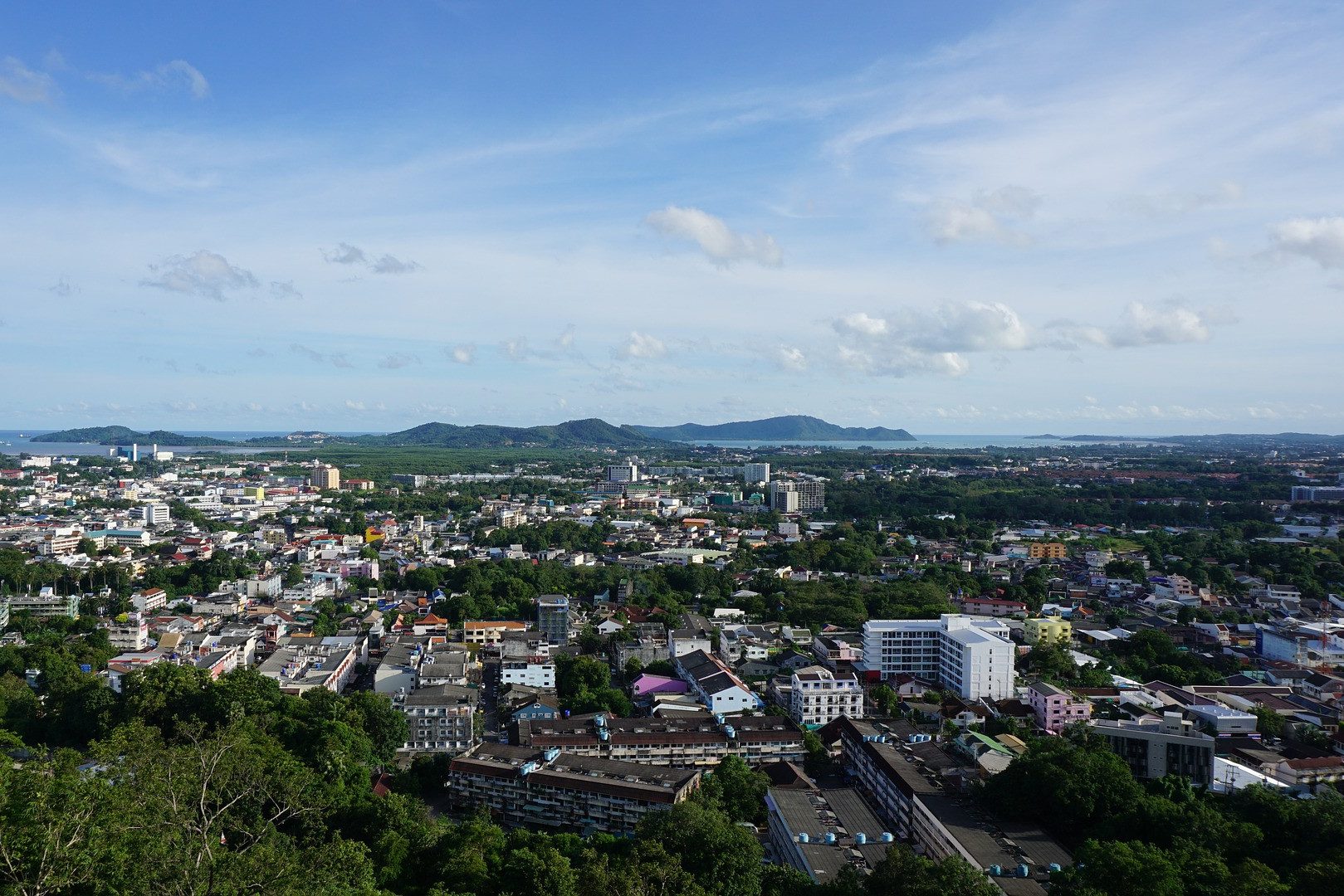 Uitzicht vanaf Rang Hill over Phuket Old Town in Thailand