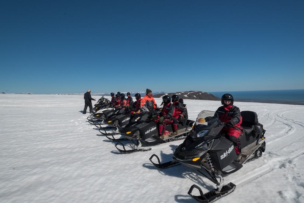 Sneeuwscooter tocht bij Vatnajokull Gletsjer in Ijsland