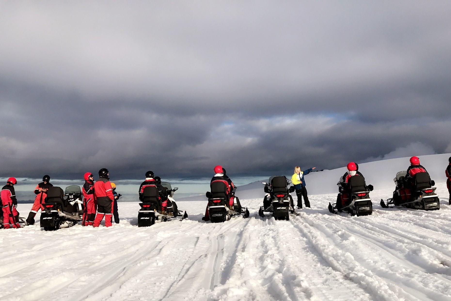 Sneeuwscooter tocht bij Vatnajokull Gletsjer in Ijsland