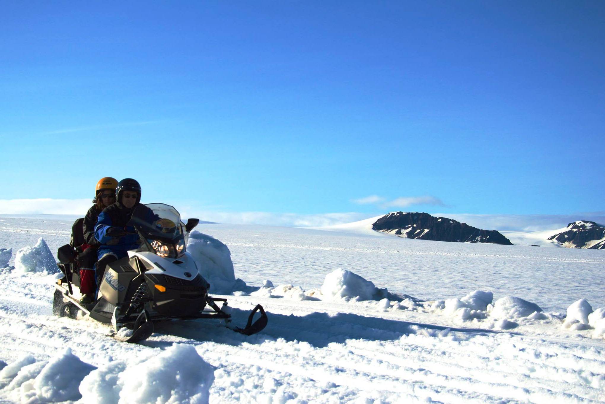 Sneeuwscooter tocht bij Vatnajokull Gletsjer in Ijsland