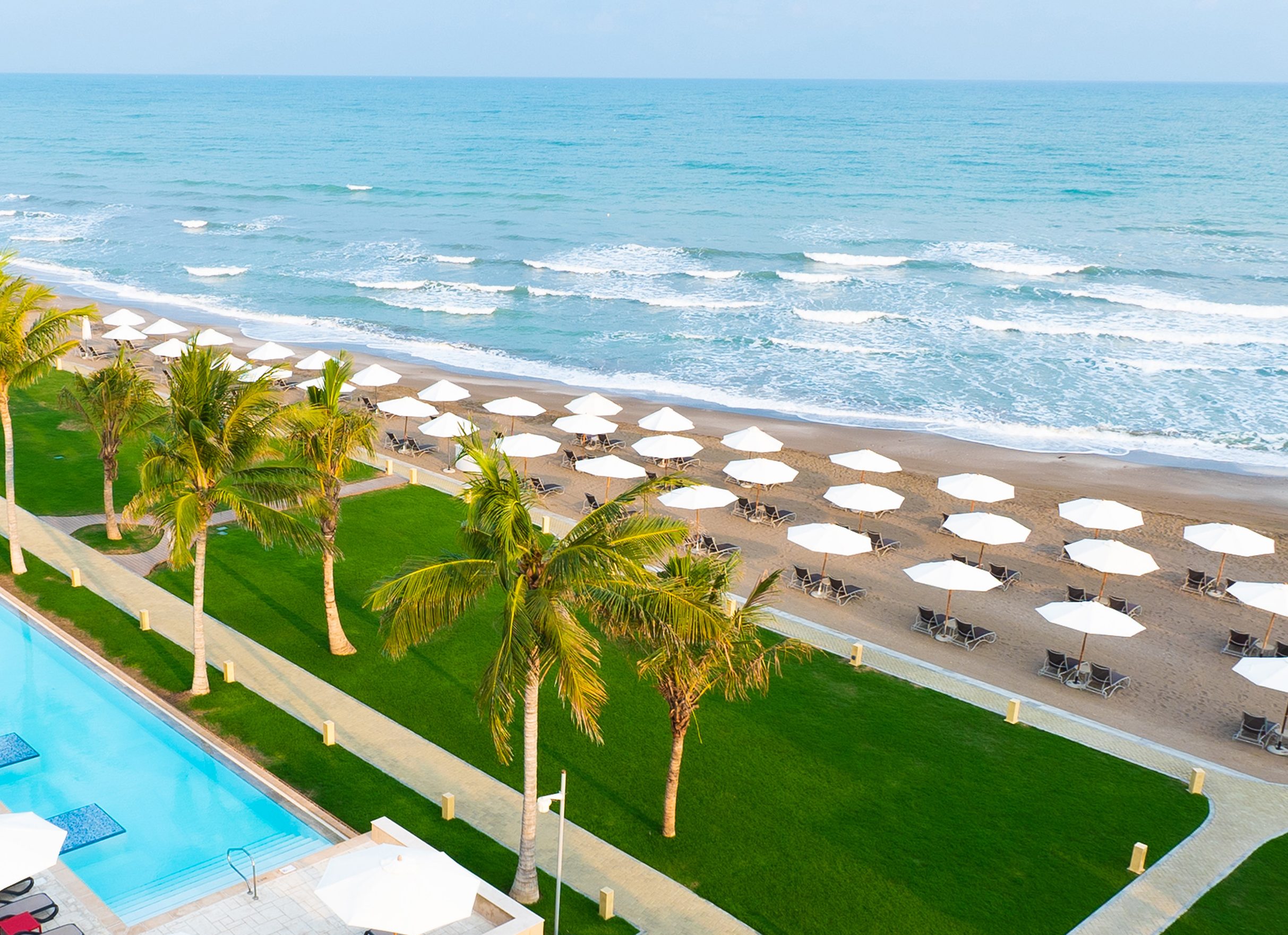 Strand en zwembad van het Barcelo Mussanah Resort in Oman