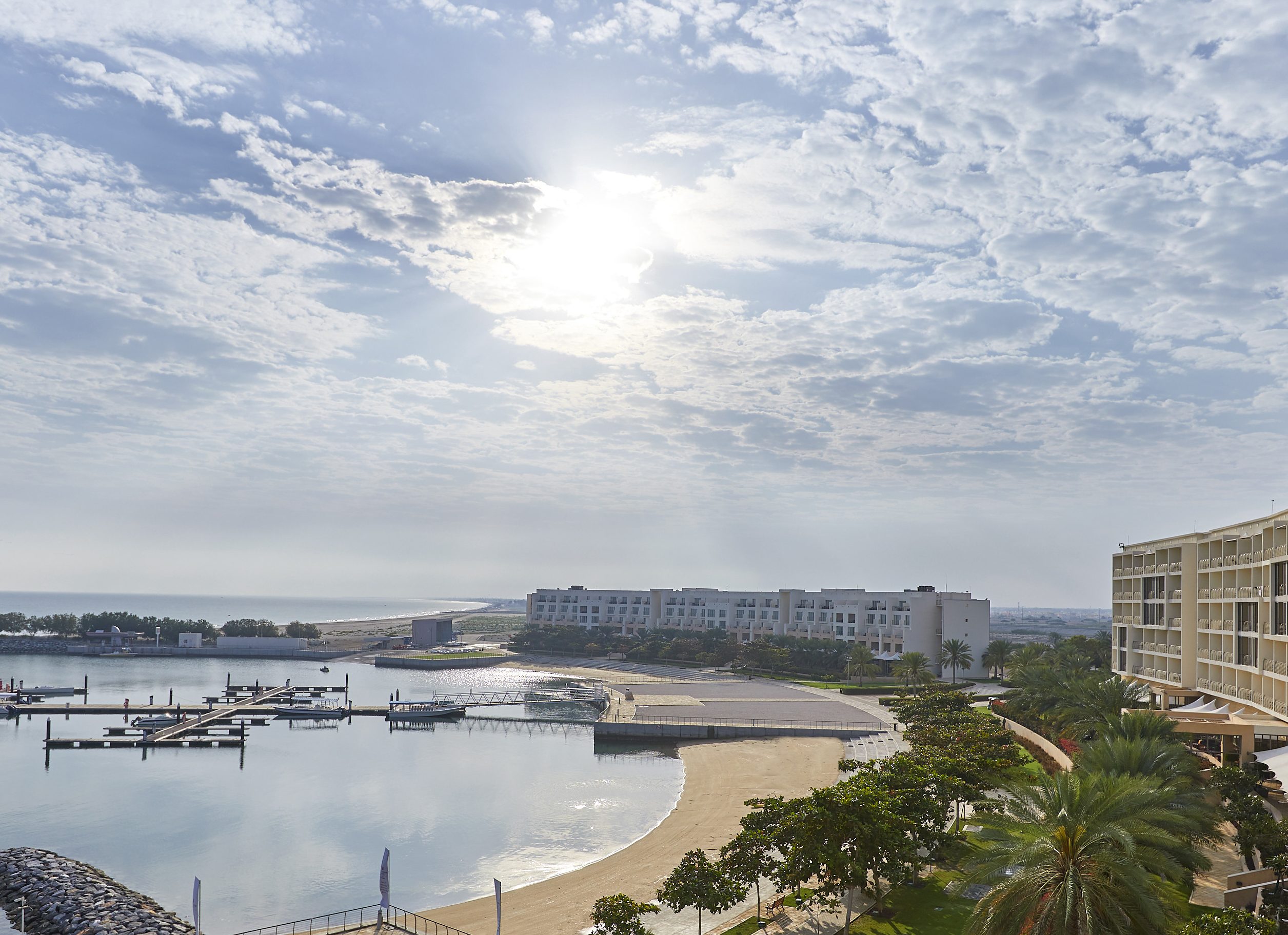 Jachthaven en strand van het Barcelo Mussanah Resort in Oman