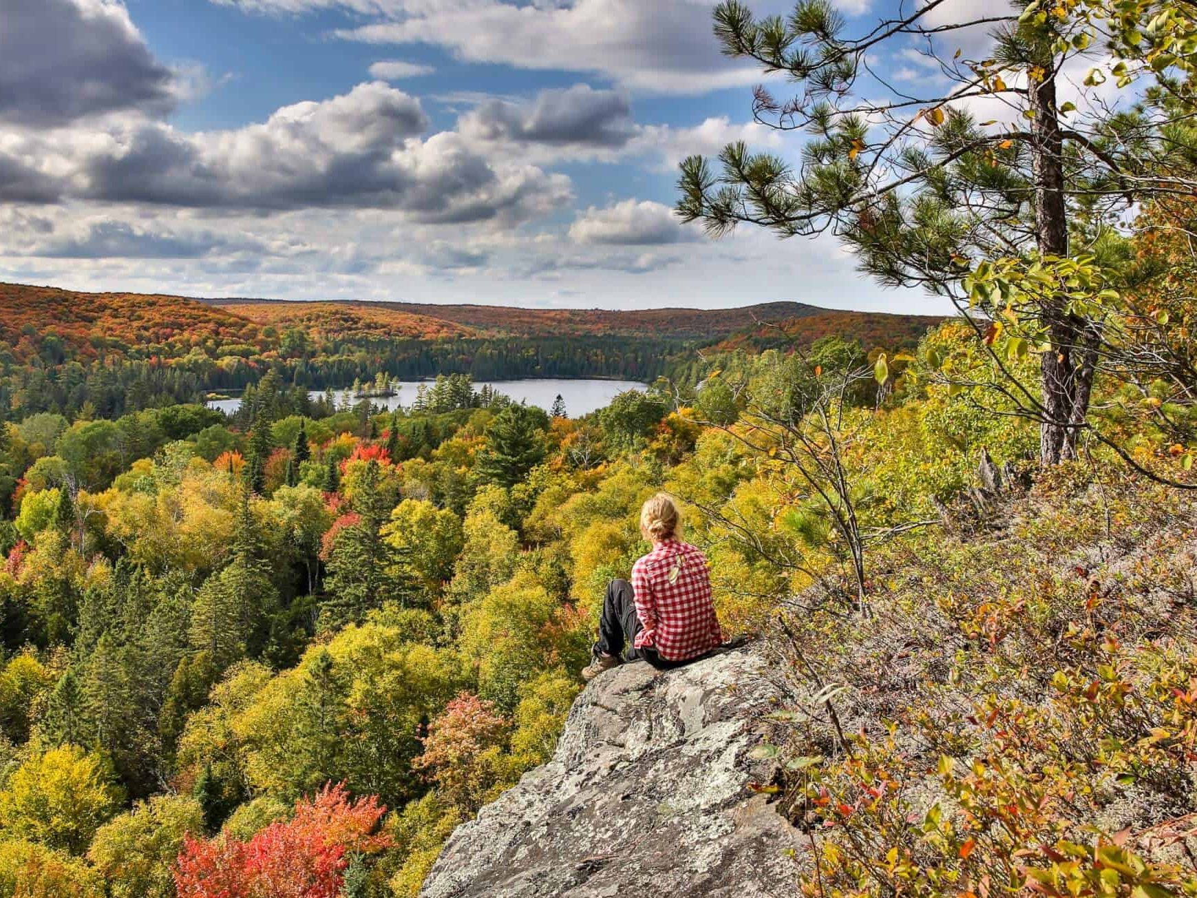 Op een rots genieten van het uitzicht in Algonquin, Canada