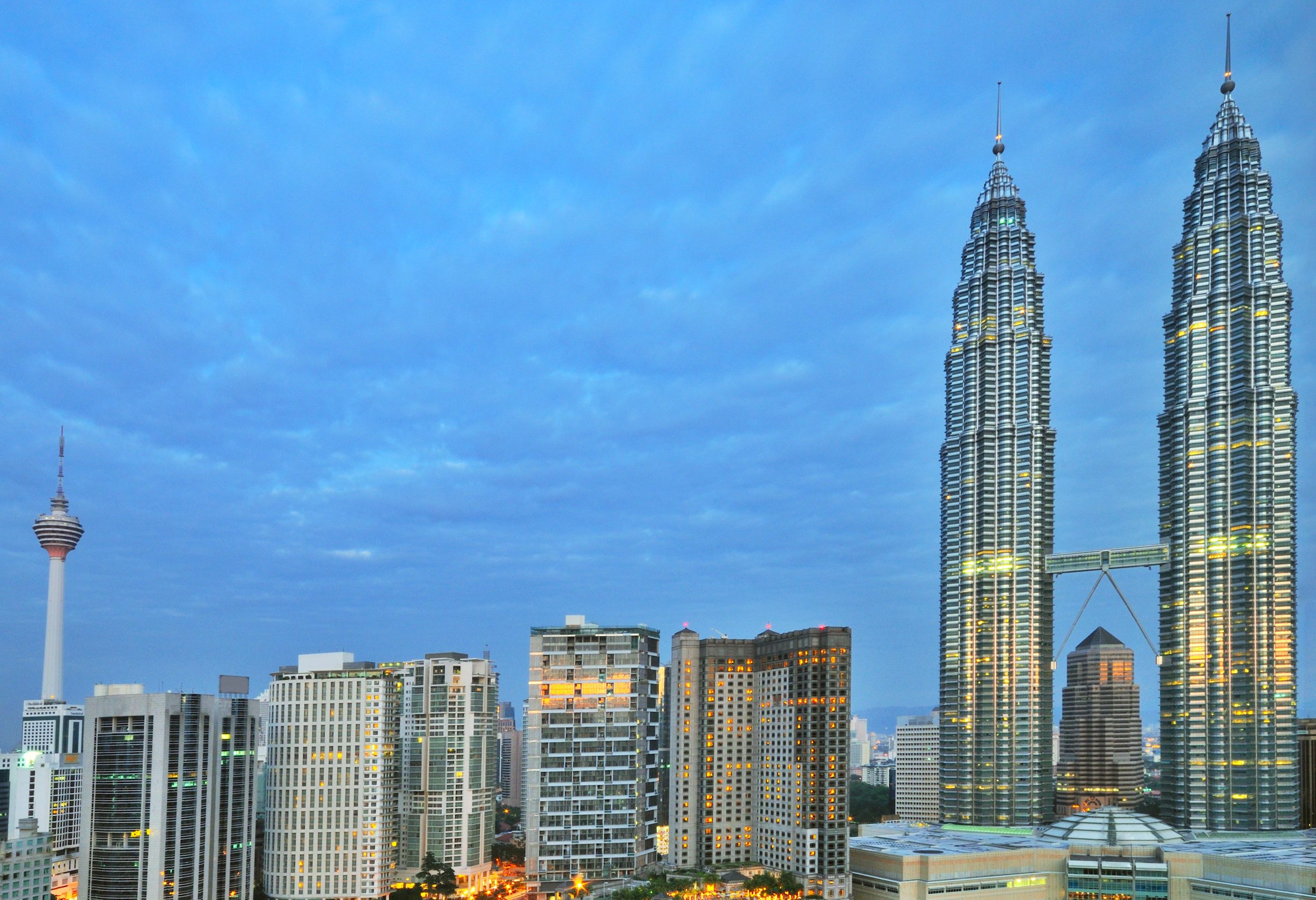 Kuala Lumpur skyline met KL Tower en Petronas Towers in West-Maleisië