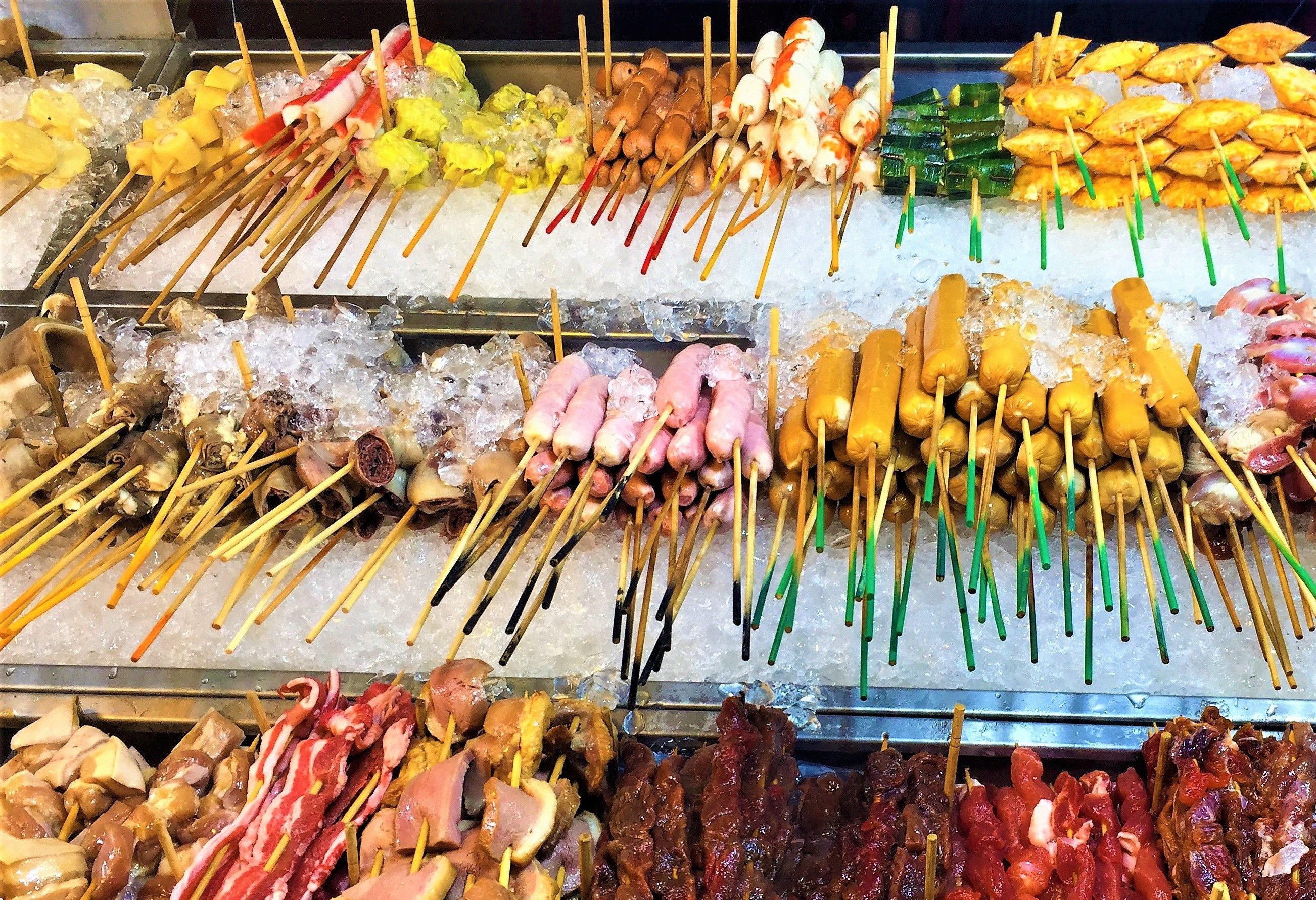 Kleurrijk streetfood in Chinatown Kuala Lumpur in West-Maleisië