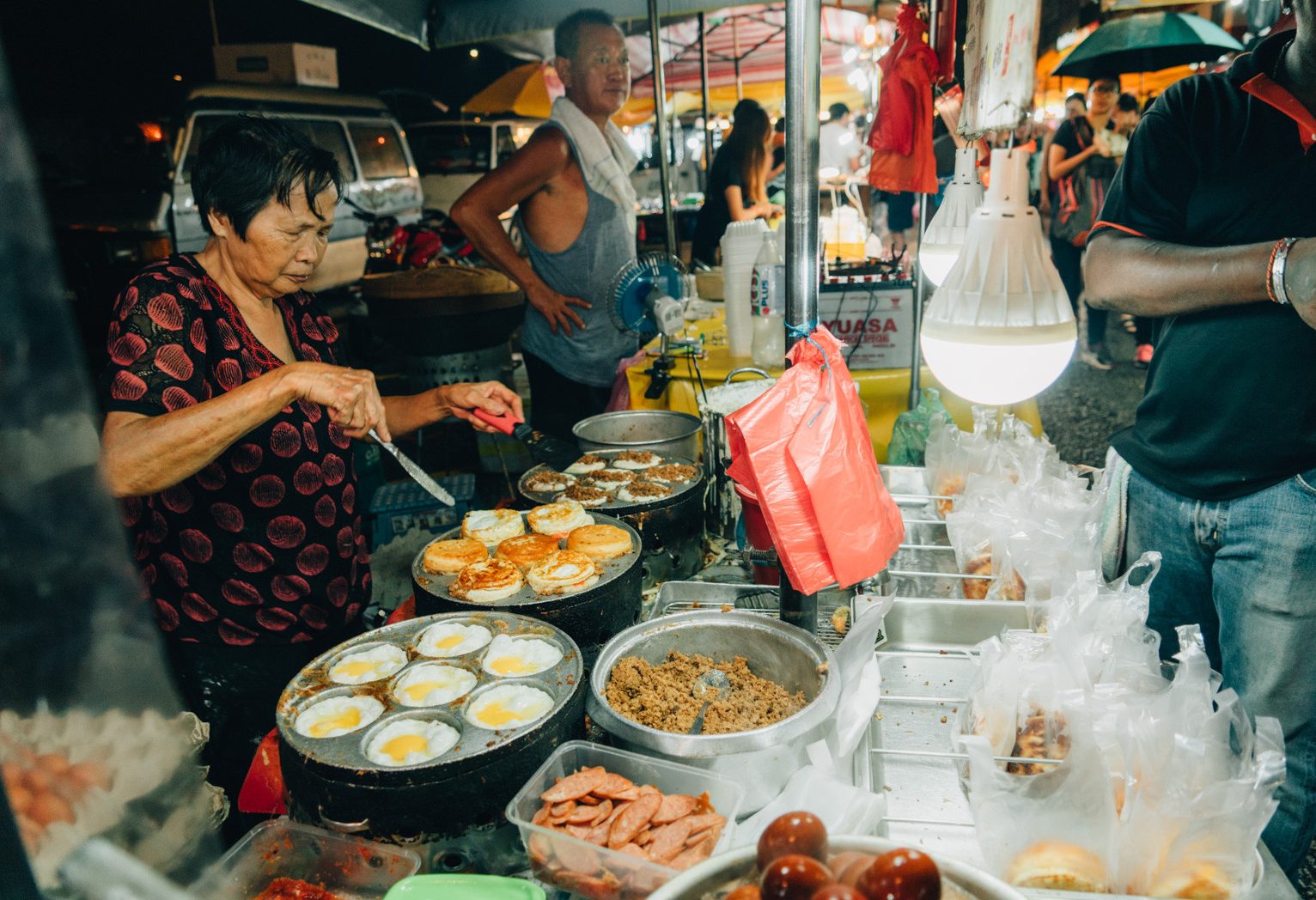 Kleurrijk streetfood in Chinatown in Kuala Lumpur in West-Maleisië