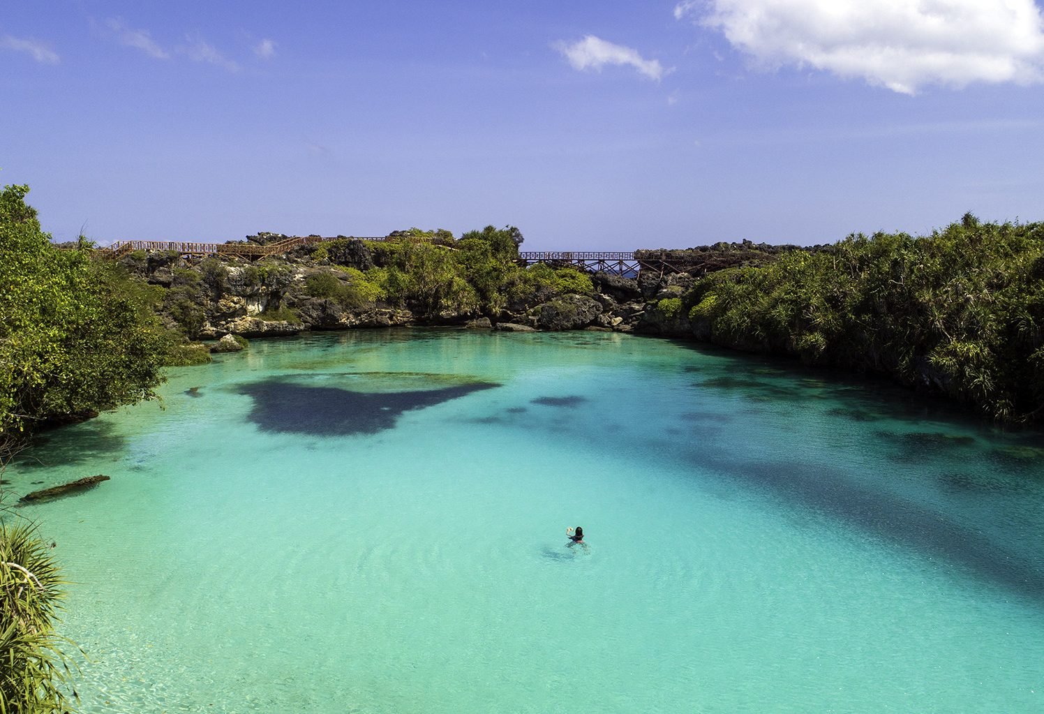 Het prachtige Weekuri meer op Sumba in Indonesie